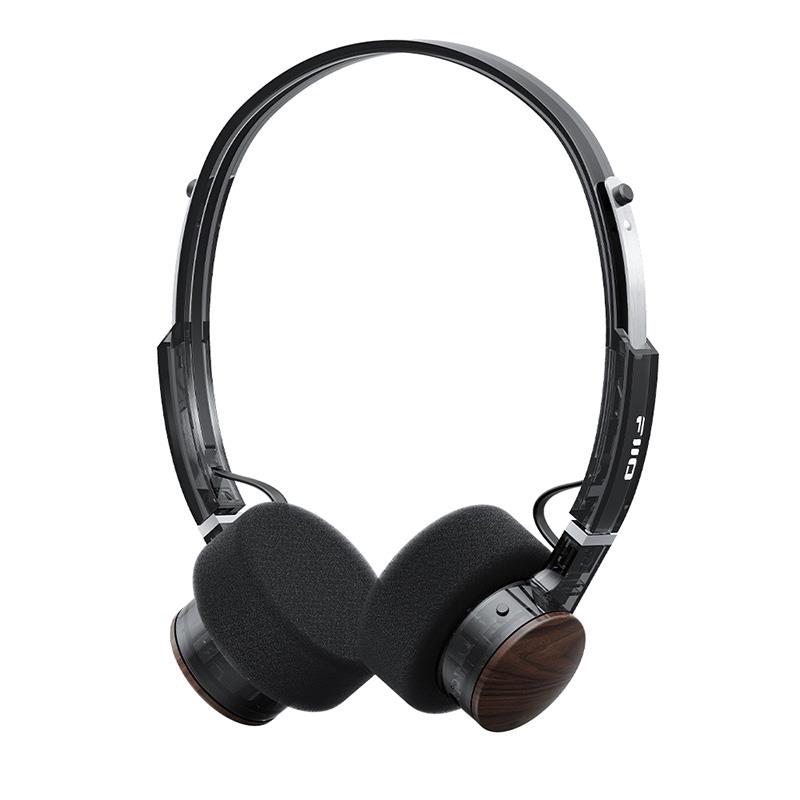 ■商品紹介【製品の特長】★レトロフューチャリズムの美学を表現したBluetoothヘッドホン1980年代のオンイヤーミニヘッドホンへのオマージュを体現した、レトロと未来感が融合するデザイン。木製イヤーカップのノブがコントロールを兼ね、直感的な操作と触感の心地よさを両立。Bluetoothワイヤレスで、スタイリッシュな音楽体験をどこへでも。レトロフューチャリズム：デザイン、建築、アートに見られるスタイルで、歴史的なレトロな要素と未来への想像力を融合させています。形状は幾何学的に簡素化され、宇宙時代のような雰囲気を醸し出しています。光沢のあるプラスチックや金属、古風なボタン、レバー、ノブなどのヴィンテージパーツなどの素材がマッチします。・ストリートスタイルを彩る、コンパクトなオンイヤーヘッドホン・高音質Bluetoothコーデック「LDAC」に対応し、Hi-Res Wireless認定取得・最先端のハイレゾ音質。高性能40mmダイナミックドライバーを搭載・気軽に持ち出せる、超軽量のポータブルデザイン・1日持ち歩いて楽しめる、30時間持続可能なバッテリー・2台同時接続でスムーズな切替を実現する、マルチポイント接続に対応・音は自分で決める、カスタムオーディオプロファイル・通気性に優れた快適な装着感と、音漏れも最小限に抑えたセミオープンデザイン・交換可能なイヤーパッドで、アレンジもお掃除も簡単・5つのバリエーションから選べる、鮮やかなルックス・操作説明と表示説明●ストリートスタイルを彩る、コンパクトなオンイヤーヘッドホンEH11は、どんなスタイルにもマッチする、洗練されたコンパクトなフィット感を持つオンイヤーヘッドホンです。Y2Kトレンドセッター、洗練されたカレッジスタイル、あるいはリラックスしたストリートファッションなど、どんなスタイルを目指しているとしても、このヘッドホンはあなたの個性を彩る、欠かせないアクセントとなるでしょう。●高音質Bluetoothコーデック「LDAC」に対応し、Hi-Res Wireless認定取得EH11は、高音質Bluetoothコーデックである「LDAC」に対応しています。最大990kbpsの伝送速度は、標準的なBluetoothフォーマット（SBC/AAC）の約3倍であり、LDACは伝送中により多くのオーディオデータを伝送するため、ロスレスに近い音質を実現します。日本オーディオ協会の定めるHi-Res Wireless認定を取得した、ワイヤレス伝送における数少ないBluetoothコーデックの 1 つであり、業界ではプレミアムなBluetooth規格として広く認められています。※LDACを使用するには、ソースデバイス（スマートホンやオーディオプレーヤーなど）がLDAC出力をサポートしている必要があります。転送データ量が多いため、LDACを使用すると消費電力がわずかに増加します。このフォーマットはデフォルトで有効になっていますが、「FiiO Control」アプリから無効にすることができます。●最先端のハイレゾ音質。高性能40mmダイナミックドライバーを搭載EH11は、低音域に最適化されたドライバーを搭載することで、従来のオンイヤー型ヘッドホンに見られる低音漏れを解消しました。このオンイヤー型ヘッドホンの音質は「レトロ」とは程遠く、標準的な音質をも超えた最先端のハイレゾクオリティを提供します。高減衰複合振動板を搭載した40mmロングスロードライバーを採用し、共振周波数を60Hzまで下げることに成功しました。これにより、EH11は17Hzまで伸びるパワフルでダイナミックな低音を実現し、あらゆるベースサウンドのスペクトルを捉えることができます。ドラムのアタックとディケイはよりシャープになり、複雑なクラシック音楽を楽しむ際には、楽器の調和と奥行きのある重厚感を体感できます。●気軽に持ち出せる、超軽量のポータブルデザイン重量わずか約92gで、締め付け力はわずか約1.7Nのこのヘッドホンは、付けているのを忘れてしまうほど軽量で、長時間のリスニングでも疲れません。まるで雲が優しく耳を覆うような心地よさで、音楽をお楽しみください。●1日持ち歩いて楽しめる、30時間持続可能なバッテリーわずか2時間の充電で、最大30時間の連続再生が可能です。バッテリー残量の心配はもう不要。どこにいても音楽を楽しめます。●2台同時接続でスムーズな切替を実現する、マルチポイント接続に対応EH11は、PCとスマートホンなど2台のBluetoothデバイスに同時に接続できるため、例えばPCではゲーム、スマートホンでは動画視聴をシームレスに切り替えることができます。デバイスをその都度再ペアリングする必要がなく、途切れることのない没入感のあるリスニング体験をお楽しみいただけます。●音は自分で決める、カスタムオーディオプロファイルスマートホンアプリ「FiiO Control」をダウンロードして、より豊かなオーディオ体験を始めましょう。このアプリには、ポップ、クラシック、ジャズ、ロックなど、様々なサウンドプロファイルが内蔵されており、どんなジャンルの音楽にも完璧にマッチしたサウンドを実現。耳に届くすべての音が、あなたの耳にぴったりと合うように調整されます。●優れた分離感と解像度、自然な音場のゲームサウンドエフェクトを搭載ゲームシーン向けに特別にチューニングされたサウンドエフェクトが、足音や銃声の臨場感を高めます。オンイヤー型のセミオープン型音響設計と組み合わせることで、密閉型ヘッドホンに比べてより広く自然な音場を実現。優れた分離感、解像度、そしてより豊かなディテールにより、ミリ単位の音像定位を実現します。また、高解像度マイクを内蔵し、周囲のノイズを抑えながら音声を正確に捉え、チーム間のコミュニケーションを円滑にします。※ゲームサウンドエフェクトは、「FiiO Control」アプリで有効にする必要があります。●通気性に優れた快適な装着感と、音漏れも最小限に抑えたセミオープンデザイン通気口とダンピングフィルターを備えたセミオープン型のヘッドホンは、密閉型ヘッドホンにありがちな「息苦しさ」を解消します。より開放的なサウンドステージ、よりクリアな中高音域、そしてより自然で透明感のあるボーカルを実現します。完全開放型ヘッドホンと比較すると、ダンピングシステムにより空気の流れをコントロールし、音漏れを最小限に抑えます。●交換可能なイヤーパッドで、アレンジもお掃除も簡単フォーム製のイヤーパッドは取り外し可能で、お手入れも簡単です。イヤーパッドは色違いで2セット付属しており、気分やスタイルに合わせてカラーアレンジも可能です。●5つのバリエーションから選べる、鮮やかなルックスあなたのファッションセンスにぴったりの鮮やかなカラーバリエーションをご用意しています。自分らしいスタイルを表現し、コーディネートをワンランクアップさせ、素敵な今日のコーデのインスピレーションと楽しみを引き出しましょう。操作説明と表示説明【ノブコントロール】・左ノブ前のトラック：左のノブを反時計回りに回す次のトラック：左のノブを時計回りに回す・右ノブ音量を上げる：右のノブを時計回りに回す音量を下げる：右のノブを反時計回りに回す【ボタンコントロール】1. 電源オン/オフ電源オン：ボタンを2秒間押し続ける電源オフ：ボタンを5秒間押し続ける2. 通話通話に出る： 1回押す通話を切る： 2秒間押し続ける通話を拒否する： 2秒間押し続ける3. 音楽の再生/一時停止1回押す4. 音声アシスタント2回押して音声アシスタントを起動5. ペアリング電源がオンになっている場合は、ボタンを 2 秒間押し続ける電源がオフになっている場合は、ボタンを 5 秒間押し続ける電源を切った後、ボタンを10秒間押し続けると、ペアリングされたすべてのデバイスがクリアされる【RGBインジケーターのステータス】ペアリング：赤と青の点滅電源オン/オフ：白点滅充電中：赤色点灯満充電：青色に点灯電池残量低下:赤点滅【製品の仕様】ドライバー形式セミオープン/40mmダイナミック型振動板素材複合振動板BluetoothバージョンBluetooth6.0BluetoothコーデックSBC/LDAC周波数特性17Hz-40kHzインピーダンス16Ωバッテリー持続時間約30時間バッテリー充電時間約2時間重量約92g付属品USB Type-C to A充電ケーブル／フォームイヤーパッド×2組(※1組装着済み)検索キーワード：イケベカテゴリ_レコーディング_ヘッドフォン・イヤフォン_ワイヤレスヘッドフォン_FiiO_新品 SW_FiiO_新品 JAN:4562314021691 登録日:2026/08/06 フィーオ