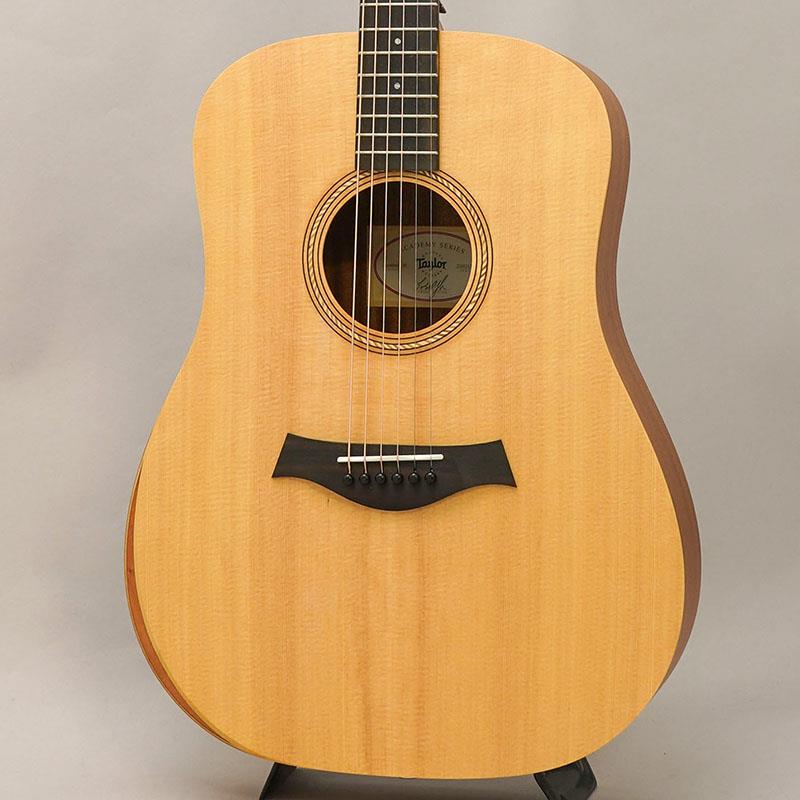 ■商品紹介ブリッジ下に汚れがありますが、全体的に美品のお買い得USED品！- Taylor Guitars Academy Series -テイラーギターのアカデミー・シリーズは、テイラーの持つ高いクオリティを活かして製作されたハイコストパフォーマンスシリーズです。ギターをやめてしまう理由の多くが、高い弦高や合わないピッチ等のギター自体のクオリティが原因です。そんな問題を解消し、かつロープライスにて製作されていますので、初心者から熟練者まで幅広い層での安定した演奏が可能です。こちらの「Academy 10」は、シンプルなデザインを持つドレットノートサイズモデルです。トップにスプルース単板、サイドバックにサペリが採用されています。スケールが一般的なギターよりやや短いので安定したピッチ感が得られ、弦のテンションもソフトです。ボディーに施されたアームレストは安定した肘掛にもなり、プレイアビリティの向上へ繋がっています。是非一度お試しください！■仕様詳細【SPEC】Top...Sitka SpruceBack and Sides...Layered SapeleNeck...MapleNut Width...1 11/16Fingerboard...EbonyScale Length...24-7/8Body Length...20Body Width...16Body Depth...4 5/8ギグケース付属検索キーワード：イケベカテゴリ_アコースティック・エレアコギター_アコースティックギター_TAYLOR_ユーズド SW_TAYLOR_ユーズド JAN:0887766099246 登録日:2025/09/27 アコースティックギター アコギ テイラー テーラー