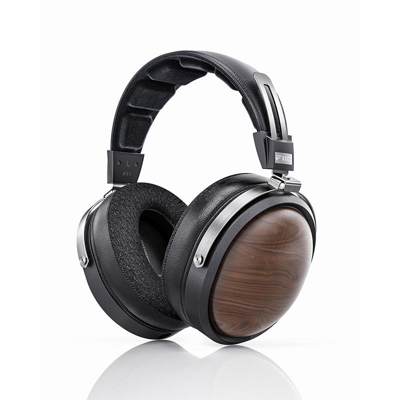 ■商品紹介【製品の特長】★こだわりの木材を採用し、自然の響きを追求した密閉型ヘッドホンです。 60mm大型ドライバーが豊かな音場を生み出し、最大26dBの高い遮音性能で 没入感のある音楽体験をご提供いたします。10Hz-40kHzの広帯域再生で音楽の細部まで忠実に再現したことに加え、快適な装着感と高級感のあるデザインが豊かなリスニングを実現します。・不要な共振を抑制し、定在波を低減する北米産ブラックウォールナットのBlack。高い硬度と優れた耐腐食性を誇るBeech。こだわりのハウジング2種・深みのある重低音を実現する60mm大型ダイナミックドライバーを搭載?・極薄、軽量ながら強靭なナノウッドファイバー複合振動板が自然な音色を実現・振動面積の拡大などによりエネルギーロスを最低限に抑制するW型独立サスペンション設計・振動系の総質量を低減し、より速いレスポンスと低残響を実現する超極細CCAWボイスコイル・複数の物理的遮音技術により、最大26dbの遮音性能を実現・低域と超低域のクオリティを向上させるU字型音響ダンパー・高域の減衰を最小限に抑えるコーン型エアフローガイド・様々な機器で駆動しやすい32Ωの低インピーダンス設計?・3軸自在回転機構により快適な装着感を実現・音の細部まで再現する10Hz-40kHz超広帯域再生・長時間の使用も快適な軽量ヘッドバンド設計・蒸れ知らずの快適リスニングを提供する通気性イヤーパッド・プレミアムな専用キャリーケース・充実のケーブル ? 2種類の銀メッキOFCケーブル付属・Hi-Res Audio認証取得●不要な共振を抑制し、定在波を低減する北米産ブラックウォールナットのBlack。高い硬度と優れた耐腐食性を誇るBeech。こだわりのハウジング2種FT1のハウジングには、北米産FASグレードのブラックウォールナットを厳選。滑らかな木目と繊細な質感が、原木の自然な美しさを存分に引き出します。高密度の無垢材により、不要な共振を抑制し、定在波を低減。さらに、一つ一つのハウジングの木目が異なるため、世界に一つだけの特別なヘッドホンとなります。※天然木を使用しているため、木目には個体差がございます。木目の個体差による返品・交換はいたしかねます。あらかじめご了承ください。●深みのある重低音を実現する60mm大型ダイナミックドライバーを搭載?FT1には、FIIOが自社開発した60mm大口径ダイナミックドライバーを搭載。同クラス最大級のドライバーサイズにより、高効率のエネルギー変換と優れた低域レスポンスを実現。さらに大口径化によって低域の共振点を下げ、深みのある重低音と豊かなダイナミックレンジ、力強い音場を生み出します。●極薄、軽量ながら強靭なナノウッドファイバー複合振動板が自然な音色を実現FT1のダイヤフラムには、北欧産トウヒ木を原料とした木質繊維を主材料に使用。10工程以上の特殊な製紙技術により、わずか0.1mmの厚さながら軽量で強靭な構造を実現。さらに高内部損失のPU製サスペンションと組み合わせることで、ボーカルの密度を高め、中域をより温かみのある音色に仕上げています。ナノウッドファイバー複合ダイヤフラムは、化学合成膜とは一線を画す優れた高域特性と過渡特性を持ち、クリアで緻密な音を再現。●振動面積の拡大などによりエネルギーロスを最低限に抑制するW型独立サスペンション設計FT1では、FIIOの新開発技術「W型独立サスペンション設計」を採用。従来の同サイズ振動板と比べ、有効振動面積を25.8%も拡大。さらに、25mmの大口径ボイスコイルが硬質なドーム部を直接駆動することで、異なる材料間の振動伝達によるエネルギーロスを最小限に抑制。結果として、精緻で力強い高音質再生を実現しています。●振動系の総質量を低減し、より速いレスポンスと低残響を実現する超極細CCAWボイスコイルFT1は、日本製の超極細銅クラッドアルミ線（CCAW）ボイスコイルを採用。直径25mmの大口径ボイスコイルにより、変換効率と駆動力を向上させ、クリーンで心地よいサウンドを実現。さらに、1本あたりわずか0.035mmという髪の毛ほどの細さのコイル線と、軽量なKSV製ボビンにより、振動系の総質量を低減。その結果、より速いレスポンスと残響の少ない澄んだ音質を獲得しています。●複数の物理的遮音技術により、最大26dbもの遮音性能を実現FT1は、FIIOの技術を結集した一連の物理的遮音構造により、最大26dBもの優れた遮音性能を実現。高密度無垢材ハウジング、迷路状の反射防止構造、特殊後室吸音材、U字型音響ダンパーなど、細部にまでこだわった設計により、外部ノイズを効果的に遮断。日常の様々なシーンで、没入感のある高音質サウンドをお楽しみいただけます。●低域と超低域のクオリティを向上させるU字型音響ダンパーFT1のために新開発されたU字型音響ダンパーは、優れた遮音性能を実現すると同時に、特定の長さと角度を持つダンパー構造により空気の粘性を高め、エンクロージャーの共振周波数を低下させます。その結果、低域と超低域のクオリティが向上し、ドラムや弦楽器の演奏時には、空気の振動と音の凝縮感をより鮮明に体感できます。●高域の減衰を最小限に抑えるコーン型エアフローガイドFT1の内部には、コーン型エアフローガイドを配置。このユニークな構造により、ドライバーユニットを特定の角度に配置し、人間の外耳道とほぼ平行に音波を導きます。これにより、音の集中による定在波を防ぎ、高域の減衰を最小限に抑えることで、より忠実度の高いHiFiサウンドを実現しています。●様々な機器で駆動しやすい32Ωの低インピーダンス設計?FT1は、32Ωの低インピーダンス設計と113dB/Vrms@1kHz(98dB/mW@1kHz)という高感度設計により、様々な機器で手軽に高音質を楽しめます。スマートフォンからハイエンドオーディオ機器まで、幅広い環境で最高のパフォーマンスを発揮します。●3軸自在回転機構により快適な装着感を実現FT1は、FIIOのFTシリーズが誇る優れた人間工学設計を踏襲。3軸自在回転機構により、様々な頭部サイズに対応し、顔にぴったりフィット。快適な装着感を実現するとともに、音漏れも防止します。・約38mmのスライド調整・水平方向に35°回転・垂直方向に45°回転●音の細部まで再現する10Hz-40kHz超広帯域再生FT1は、10Hz-40kHzという超広帯域再生を実現。可聴域を超える高域から、体感できる超低域まで、音楽のあらゆる細部を忠実に再現します。●長時間の使用も快適な軽量ヘッドバンド設計FT1のヘッドバンドには、ボールベアリングスライダーを採用。耐久性を高めるとともに、調整時の滑らかな動きが高級感を演出します。0-11までの12段階の調整幅で、様々な頭部サイズに対応。さらに、ヘッドバンドの接触面にはスエード調の素材を使用し、通気性と快適さを両立しています。●蒸れ知らずの快適リスニングを提供する通気性イヤーパッドFT1には通気性に優れたファブリック製イヤーパッドを標準装備。肌に触れる部分に布地を使用し、高密度の通気孔デザインにより、耳周りの熱をすばやく発散。長時間のリスニングでも快適な装着感を維持します。サイドには高級感のあるプロテインレザーを採用し、見た目にもこだわっています。FT1は、一般的な3.5mm TRSデュアル端子を採用。幅広いアップグレードの可能性を提供します。●プレミアムな専用キャリーケースFT1には、高級感溢れる専用キャリーケースが付属。洗練されたデザインに仕上げられ、大切なFT1を外出先でも安全に持ち運べます。●充実のケーブル - 2種類の銀メッキOFCケーブル付属FT1には、2種類のヘッドホンケーブルが付属します。3.5mmシングルエンド端子と4.4mmバランス端子、どちらも同じ仕様の高品質ケーブルです。銀メッキOFC線を使用し、392芯、長さ1.5m、24AWGの太さを誇ります。様々なオーディオ機器に対応し、明瞭で力強い音質を実現します。●Hi-Res Audio認証取得FT1は、日本オーディオ協会が定めるハイレゾオーディオ認証を取得しています。【製品の仕様】形式密閉型ダイナミックヘッドホン周波数特性10Hz-40kHzドライバー60mmダイナミックドライバーインピーダンス32Ω感度98dB/mW@1kHz (113dB/Vrms@1kHz)重量Black：約340g (ケーブル除く)Beech：約350g（ケーブル除く）側圧4.5N±0.3Nケーブル素材銀メッキOFCケーブル長約1.5m付属品専用キャリーケース3.5mmケーブル4.4mmバランスケーブル3.5mm to 6.35mm変換アダプタークイックスタートガイド検索キーワード：イケベカテゴリ_レコーディング_ヘッドフォン・イヤフォン_ヘッドフォン_FiiO_新品 SW_FiiO_新品 JAN:4562314019032 登録日:2026/08/06 フィーオ