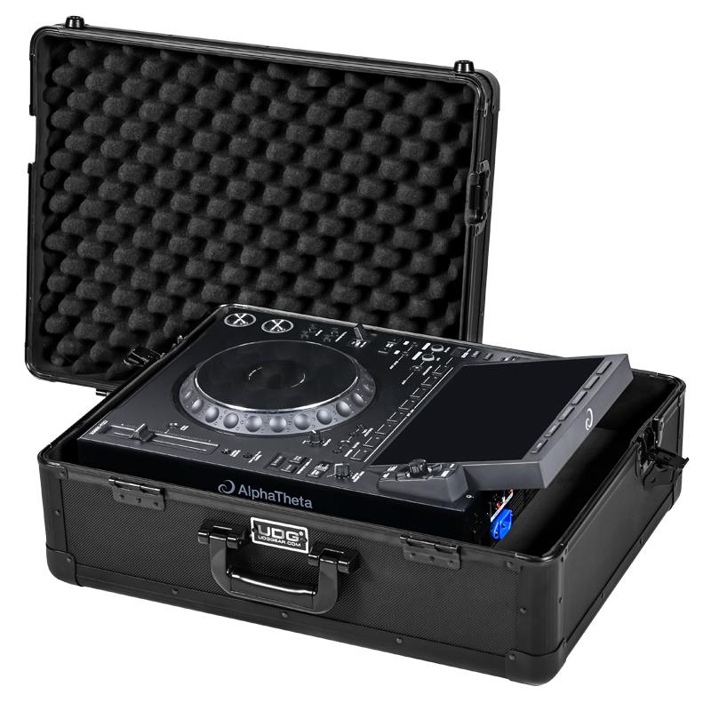 ■商品紹介★AlphaTheta CDJ-3000Xに対応するキャリングケース★【ご注意】※こちらの商品は製作工程上、または運搬の際本体や外箱にやむを得ず汚れ、スリキズ、箱ダメージなど発生する場合がございますが、使用の際には影響ございません。あらかじめご了承下さい。---U93031BL Ultimate ピックフォーム フライトケースは、UDGが長年培ってきたフライトケースの設計思想を、妥協を許さないクリエイティブなパフォーマーのためにさらに磨き上げた1台です。アルミニウム構造により、従来のフライトケースより軽量でありながら極めて高い剛性を実現。内側はピック＆プラックフォームで保護され、必要な形に抜き取ることで AlphaTheta CDJ-3000X 用の収納スペースや、その横にケーブル用スロットなどを自由に作成できます。コンパクトかつ軽量ながら、ギグへの行き帰りで機材をしっかり守るタフネスを備えています。■対応機種AlphaTheta CDJ-3000X■主な特徴・AlphaTheta CDJ-3000Xに対応・ブラックダイヤモンド仕上げの表面・角を丸めた耐腐食性アルミプロファイル・高密度フォームでフルライニングされた保護内装・フタ側はエッグクレートフォームでフルライニング・エルゴノミックで頑丈なキャリーハンドル・両サイドに強固なバタフライロック・4つの金属製ヒンジ・ピック＆プラックフォーム採用・立てて保管できるラバーフット付き・補強リベットを追加し剛性を向上【主な仕様】カラー：ブラック重量：4.68kg外寸：56.0 x 42.3 x 21.0 cm内寸：54.0 x 40.5 x 13.8 cm素材：アルミニウム※商品画像内の機材は付属いたしません。※こちらのケースはCDJ-3000X専用となります。CDJ-3000には対応しておりません。※ケースの仕様は予告なく変更される場合がございます。■初期不良について製造工程で細かなキズやヘコミ、よごれ、ほつれが残る場合がございます。また、ケース内クッションのマジックテープに剥がれが生じる場合がございます。これらの点は「商品の仕様」とご容赦願います。「使用上問題」のあるもの、のみ初期不良品とさせて頂きます。---※店頭、または通信販売にて売却後、敏速な削除は心掛けておりますが、web上から削除をする際どうしてもタイムラグが発生してしまいます。万が一商品が売切れてしまう場合もございますので予めご了承ください。検索キーワード：イケベカテゴリ_DJ機器_DJ用ケース・バッグ_UDG_新品 SW_UDG_新品 JAN:8720908562036 登録日:2026/09/04 DJアクセサリ