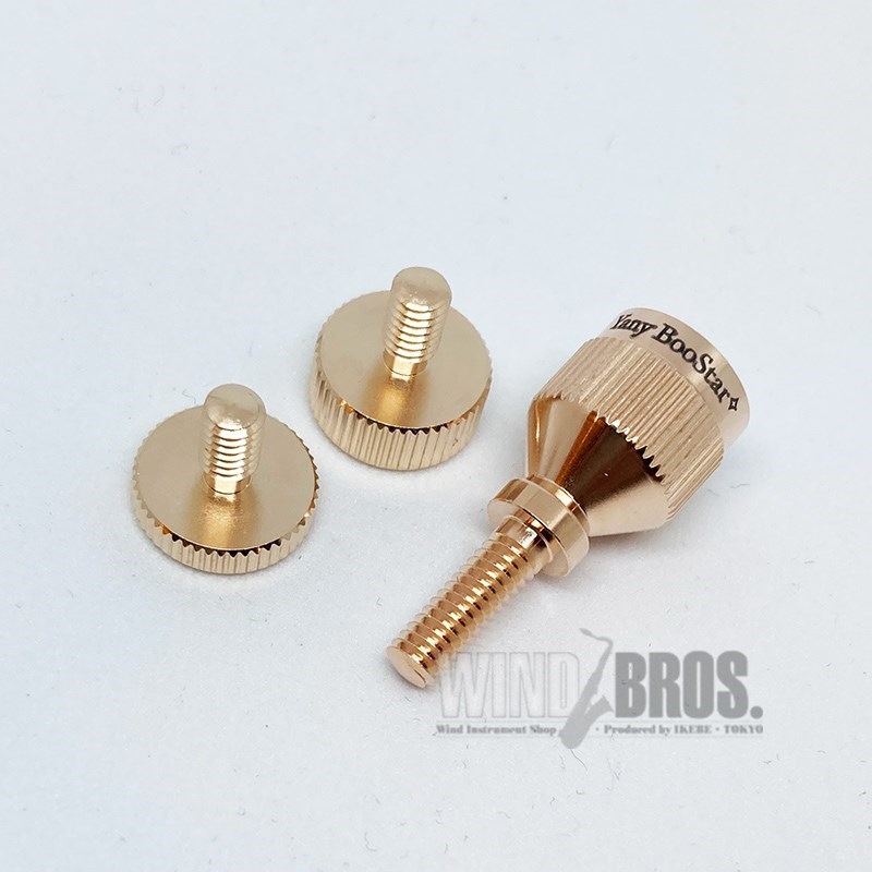 ■商品紹介// Yanagisawa Sax Neck Screw Yany BooStar Pink Gold Plate for YAMAHA //響きをブーストし、濃密な音色を生み出すネック止めネジ「ヤニー・ブースター」(特許出願中)。装着することで程よい抵抗感が生まれ、息の流れがスムーズに。全音域で音がまとまり、ボリュームのある濃厚な音質が得られます。メインスクリューと、重さの異なるジョイントパーツ2個の商品構成となっており、3パターンのカスタマイズが可能。楽曲や音楽シーンに応じた使い分けが出来ます。また、音の伝導率を増加させてより豊かな音色にする基本モデルUP(アンプレート)に、音の輪郭をしっかり際立てて華やかな音色にするGP(金メッキ)、音の芯を維持しながらやわらかな音色にするPGP(ピンクゴールドメッキ)も加わり、現在仕上げのバリエーションは3種類。ネジで音色を選ぶ時代の到来です！※画像の商品ロゴプリントは黒色(ヤナギサワ・セルマー用)です。　実際のYAMAHA用モデルは白色となります。■仕様詳細■仕様・素材：特殊金属性、ピンクゴールドメッキ仕上・サックスネック用ジョイントスクリュー ヤニー・ブースター　(ソプラノ、アルト、テナー、バリトンサックス対応)・YAMAHA 用検索キーワード：イケベカテゴリ_管楽器・吹奏楽器_サックス用アクセサリ_パーツ_YANAGISAWA_新品 SW_YANAGISAWA_新品 JAN:4516546010374 登録日:2023/01/15 ヤナギサワ やなぎさわ 柳澤 柳沢