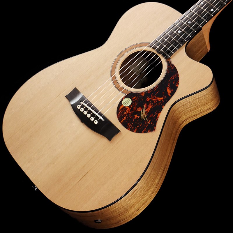 ■商品紹介オーストラリアの老舗ブランド「Maton Guitars」世界最高峰アコースティッギタープレイヤーと言われるTommy Emmanuelが長年愛用を続けるブランドとして有名なメイトン。75年を超える長い歴史を持ちながら、現代的な仕様のモデルも取り入れられており、幅広いラインアップがございます。こちらのモデルはシンプルで落ち着いたルックスと軽やかなサウンドで人気の高いソリッドロードシリーズ。ソリッドロードシリーズは、メイトン社のマスタールシアーが独自に開発したシリーズです。その中で最も特徴的な仕様がブレーシングとなります。通常の位置よりXの交点がナット寄りに移動した「フォワードシフト」スタイルに、強度バランスを確保しつつ全体の質量を軽く仕上げた設計が採用されています。本器「SRS808C」は、スプルーストップにオーストラリアンブラックウッドサイドバックという材料構成です。ボディサイズは、メイトンの大人気シェイプの808シェイプで製作されており、808シェイプはボディ幅が14-4/1インチという大きさで、000と00の中間サイズの様な大きさになっており、胴厚が4-3/4という深胴ボディ仕様です。コンパクトで抱えやすいボディでありながら、深胴設計にすることによって音圧のあるサウンドを奏でます。トーンはフォワードブレーシングと相まって立ち上がりが早く、滑らかかつ軽やかな気持ちの良いトーンを感じられます。ソロギタースタイルから弾き語りまで、幅広いく活躍できるモデルです。ネックはクィーンズランド・メイプルとストリーキーエボニー指板の組み合わせです。絶妙な厚みと形状のネックグリップと程よい弦のテンション感によって得られるプレイアビリティの良さは「まるで手に吸い付くような感覚」と表現され、演奏者の表現を一層高めてくれることでしょう。搭載されているピックアップシステムは、メイトンオリジナルのアンダーサドルピエゾとコンデンサーマイクをブレンド出来るデュアルシステム「AP5 Pro」。アンダーサドルピエゾには「パラスティックタイプ」と言われる、各弦に対し独立したポールピースを持つピエゾピックアップが採用されております。それぞれの弦振動をダイレクトにキャッチ出来ますので、ピエゾピックアップのみでも分離感がありナチュラル、且つパワーのある出力を得られます。この高性能なピエゾピックアップに対しコンデンサーマイクをブレンドする事によって、アコギ本来の生々しい空気感を持たせ、「迫力とエアー感」を両立させた素晴らしいラインサウンドを実現しております。このコンデンサーマイクはグースネックで動かせる仕様となっており、狙ったサウンドやハウリングポイントによって微調整出来る点もポイントです。また、コンデンサーマイクの弱点であるハウリング対策として低域にフィルターが掛けられていますので、バンドの大音量の中でもハウリングが起こりづらく、快適にお使い頂く事が可能です。プリアンプ部分では、ピエゾとマイクそれぞれのボリュームと全体の音量を決めるマスターボリューム、3バンドEQをコントロールする事が出来ます。プレイアビリティ・ラインサウンド・生鳴りの良さを兼ね備えた、ハイクオリティなギターを作るブランド。お見逃しなく！■仕様詳細-SPEC-Top：SpruceBack＆Sides：BlackwoodNeck：Queensland MapleFingerboard：Streaky EbonyBridge：Streaky EbonyMachine Heads：Chrome Grover RotomaticNut Width：44mmScale Length：647.7mmPickups：AP5-Pro◆ハードケース付属検索キーワード：イケベカテゴリ_アコースティック・エレアコギター_エレアコギター_MATON_新品 SW_MATON_新品 JAN:4582349871917 登録日:2023/03/07 エレアコ メイトン