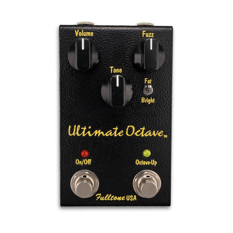 ■商品紹介Ultimate Octave は、BC108 トランジスタ・ファズにアクティブ・トーン回路を搭載。さらに2つ目のフットスイッチで、必要な瞬間に鋭く突き抜けるオクターブ・アップを追加できます。Fat / Bright スイッチは、ファズとオクターブの両方に影響を与え、サウンド全体のキャラクターを大きく変化させます。中域が前に出た太く粘りのある Fat 設定、または高域が明瞭でミッドがやや引き締まった開放的な Bright 設定から選択可能です。ギターやピックアップの選択にもシビアではなく、ネック上のどのポジションでも安定したトラッキングを実現。特にネック・ピックアップでは、最も明瞭なオクターブ効果が得られます。さらにオクターブ感を強めたい場合は、Tone を上げ、Distortion を少し下げ、Volume を上げるだけです。本モデルはオリジナル回路を一切変更せず、リボイシングやサウンドアップデートも行っていません。従来モデルのオリジナル・トーンをそのまま、筐体サイズを従来比で半分以下の幅に凝縮しました。2フットスイッチ構成はそのまま、Fat/Bright スイッチも健在。演奏時のフィーリングやクリーンアップ性能も、Ultimate Octave が支持されてきた理由そのものです。検索キーワード：イケベカテゴリ_エフェクター_ギター用エフェクター_歪み系_ファズ_Fulltone_新品 SW_Fulltone_新品 JAN:0676891000032 登録日:2026/01/22 エフェクター コンパクトエフェクター ストンプボックス フルトーン