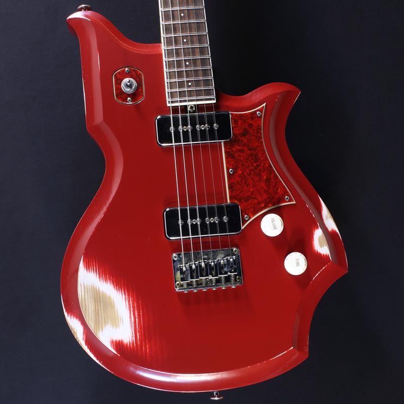 ■商品紹介長野県松本市の中心に位置する「ホテルブエナビスタ」にて、期間限定で特設展示されていた「赤松ギター」が入荷！◆進化を続ける「赤松ギタープロジェクト」赤松を使ったギターの製作に取組み始めたのは2017年。会社のある長野県で大きな問題となっていた「松くい虫」による被害を聞きつけたことが始まりでした。虫食い穴があったり、節やシミのできた松は本来の用途である家具や建材には好まれず、多くが焼却されていることを知り、ギターに使用することができないかという発想から「赤松ギタープロジェクト」が始まりました。◆デザインを一新した赤松ギター初代赤松ギターのトレードマークでもあったボディ外周のジャーマンカーブを継承しつつも、古いガレージから何十年もの時を超えて発見されたようなレトロなルックスが魅力です。その特徴的なボディシェイプになぞらえ、「大陸」という意味のCONTINENTALと名付けられました。◆個性を生かしたエイジド加工赤松の持つ節やシミを個性として捉え、全体的なデザインに馴染むようボディとヘッドストック、そして金属パーツにエイジド加工を施しています。◆モダナイズされた実践的な仕様その見た目とは反対に、コントロールや仕様などは現代的にアップデート。実際にステージで使用することを想定した、プレイヤー目線のデザインを目指しました。◆インディアンローズウッド指板ネックには指板材として定番のインディアンローズウッドを使用。指板サイドのバインディングと通常より小さなドットポジションマークを採用し、洗練された印象のデザインです。◆Bacchus STP-1BacchusオリジナルのP-90タイプ「STP-1」を搭載。ワイドターンのP.U特有のキレと奥行きが共生したネックポジションでのトーンもさることながら、ドライでチャンキーなブリッジポジションとのミックストーンは高い汎用性と表現力を与えてくれます。軽快なサウンドが特徴の赤松ボディともマッチした、相性の良いピックアップです。■仕様詳細Body: Akamatsu 1pNeck: MapleFingerboard: Indian RosewoodFret: SANKO SBB214Nut: BoneMachineheads: GOTOH SD91-05M MGBridge: GOTOH GTC-101Pickups: Bacchus STP-1Controls: 1Vol，1Tone，3way SwitchScale: 648mm(25.5inch)Width at Nut: 42mmRadius: 310RFinish: Top LacquerStrings: Elixir NANOWEB Light(.010-.046)Accessories: プロテクトケース、保証書、レンチ約3.10kg検索キーワード：イケベカテゴリ_エレキギター_その他_Bacchus_JRP Guitar_新品 SW_Bacchus_新品 JAN:4571697771062 登録日:2026/03/02 エレキギター バッカス