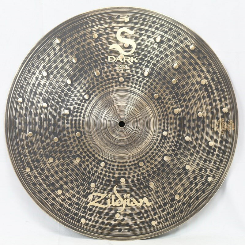 ■商品紹介【人気モデル、Zildjian S Darkシンバルの店頭展示特価品！】※店頭に展示・試奏解放されているため、汚れ打痕等の使用感がございます。予めご了承下さいませ。＜S Dark＞Sダークは、Sファミリーの次の時代を象徴するシンバルです。ランダムハンマリングと独自のフィニッシュが、Sファミリーをリッチで爆発的な方向へと導きます。これまでの Sファミリーよりもダークで複雑、ややドライなサウンドを実現する Sダークは、現代のドラマーが求める独特のサウンドとルックス、そしてプレイヤーの音楽が求める強さとインパクトを提供します。＜S Dark Ride＞十分なスティック・サウンド、クリアなベル、ドライなタッチを備え、あらゆる用途に対応するバランスの取れたダークライド。汎用性を重視したサイズとシェイプのS Dark Rideは、ダークなシンバルサウンドを好むドラマー向けの、ソリッドで万能なライドオプションです。優れたブレンド、スティックレスポンス、クリアなベルがこのバランスの取れたライドを完成させ、低い倍音とほのかなドライサウンドも響かせます。サイズ：20インチ※S Darkシンバルは、色にばらつきがある場合があります。 この独特な外観は、シンバル職人が個別に手作業で行う専用のコーティングによるものです。検索キーワード：イケベカテゴリ_ドラム_シンバル_ライド_Zildjian_S_アウトレット SW_Zildjian_アウトレット JAN:2500190041985 登録日:2023/12/02 シンバル ジルジャン