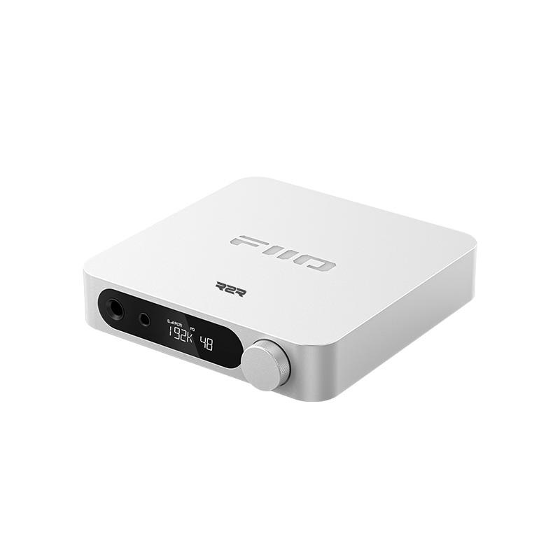 ■商品紹介【製品の特長】★オーディオ体験を追求する24bit R2R DACを採用したUSB DAC内蔵ヘッドホンアンプK11 R2Rは、24bit R2R DAC技術を採用した革新的な据え置きUSB DAC内蔵ヘッドホンアンプです。オーディオライフに今まで以上の高品質な体験と優れた操作性を提供します。●独自開発のディスクリート型24ビットR2R DAC回路採用により魅力的なサウンドキャラクターを実現K11 R2Rは、FIIOが新たに開発した4チャンネルフルバランス構成ディスクリート型24bit R2R DAC回路を搭載しています。チャンネルあたり48個、合計192個の0.1%精度・低温度係数（30ppm）の精密薄膜抵抗で構成され汎用DACチップを採用した兄弟機とは異なる魅力的なサウンドキャラクターを実現しました。●NOS/OSと2種の切り替えが可能なサンプリングモードを搭載・NOSモード（ノンオーバーサンプリング）: オリジナルのサンプリングレートを維持し、ピュアで感動的な音楽体験をお届けします。・OSモード（オーバーサンプリング）: 全体を384kHzの高サンプリングレートにアップサンプリングし、より優れたオーディオ指標と繊細かつクリアな音質を実現します。●抵抗ラダー型電子ポテンショメーターにより緻密な音量調整を可能に「NJW1195A」は4つの入力と2つの出力セレクタを備えた4チャンネル電子ボリュームコントローラーを軸とした抵抗ラダー型電子ポテンショメーターを採用し、低歪、低ノイズを特徴としています。これにより、オーディオ処理能力がさらに向上し、精密な音量調整を実現します。●3段階ゲイン、3種類の独立したボリュームカーブがリスニング体験の向上と多種ヘッドフォンへの適応を実現異なるインピーダンスのヘッドホンでのリスニング体験を向上させるだけでなく、さまざまなタイプのイヤホンやヘッドホンに適応します。●精細な回路と外部カスタム12Vスイッチング電源により電源の純度と高出力を実現17個もの低ノイズLDO精密レギュレーターと2個のDC-DCコンバーターを採用し、外部カスタム12Vスイッチング電源と組み合わせることで、電源の純度を保ち、オーディオ出力において強力なパワーサポートを提供します。●低ノイズ電解コンデンサが高品質のHiFiサウンドを実現超低ESRと優れたノイズ耐性を兼ね備え、安定かつ純度の高い電源を提供し、高品質のHiFiサウンドを実現します。●最大1300mWの駆動力 -より細やかにサウンドの細部を再現K11 R2Rのバランス出力は32Ω負荷時、驚異の1300mWを誇ります。この強力な駆動力により、お手持ちの様々なHiFiイヤホンやヘッドホンの駆動を可能にし、より豊かな表現でサウンドの細部まで再現します。●さまざまな情報を一目で確認＆耐久性に優れたLCDディスプレイ高コントラスト、長寿命のカスタム高解像度LCDディスプレイを搭載。現在のサンプリングレート、音量、ゲイン、出力モードなどの情報をより鮮明に表示し、一目で確認できます。耐久性に優れたLCDディスプレイは、常時点灯でも焼き付きの心配がありません。●電源オンオフから音量調整まで、ひとつのノブで対応するオールインワンノブK11 R2Rが採用しているオールインワンノブは、電源のオン/オフ、メニュー操作、音量調整などの機能を1つに統合。回転や押下で、複雑な機能も素早く設定できます。さらに、メイン画面でノブをダブルクリックすると、PO/LO/PRE（LO SE）を素早く切り替えることができ、ヘッドホンシステムやスピーカーシステムの切り替えが容易です。PO/LO/PREは独立した音量メモリー機能を持ち、切り替え時に音量を再調整する必要がありません。●デザイン性と利便性を兼ねそろえたアンビエントライトFIIO LOGOとRGBアンビエントライトを融合。慎重に選び抜かれたLEDや鏡面反射フィルムなどにより、均一に輝く照明を実現しています。動的に切り替わるライトによりトラックごとのサンプリングレートを素早く理解するのにも役立ちます。ノブ操作で明るさ、色などが調整可能です。●高い耐久性と安定性を実現する充実の設計・RCA金属クランプ: 強化された固定で信頼性の高い接続と長期耐久性を確保・アンプ放熱アップグレード: 熱伝導シリコンとアルミ合金の効率的な放熱の組み合わせにより、アンプのパフォーマンスを安定して発揮・専用金属シールド: 外部干渉を効果的に防ぎ、信号処理の精度とダイナミクスを保証・DC保護: 機器の異常なDC出力によるヘッドホンへのダメージを防止し、より安心して使用可能・スマート省エネ: オーディオ入力がない場合、自動的に低消費電力状態に移行し、エネルギーを節約【製品の仕様】SoC GD32F303RET6ボリュームコントロールチップ NJW1195ADACモジュール 独自開発ディスクリート型24ビットR2R DACデジタル入力 USB Type C ×1系統RCA同軸 ×1系統TOS光 ×1系統デジタル出力 RCA同軸×1系統（RCA同軸入力と排他）ヘッドホン出力 4.4mmバランス ×1系統6.35mmシングルエンド ×1系統対応サンプリングレート 384kHz/24bit、DSD256（Native）ヘッドホン推奨インピーダンス 8〜350Ω出力インピーダンス PO1Ω（32Ω負荷）出力 460mW (シングルエンド， 32Ω負荷時 / THD+N1% / ハイゲイン時)50mW (シングルエンド， 300Ω負荷時 / THD+N1% / ハイゲイン時)1300mW (バランス， 32Ω負荷時 / THD+N1% / ハイゲイン時)220mW (バランス， 300Ω負荷時 / THD+N1% / ハイゲイン時)周波数応答 20Hz~50kHz （-0.2dB）S/N比 115dB以上 ( A-weighted)THD+N 0.025％ (ライン出力時 / 1kHz / 10kΩ）ノイズフロア 7.2uV未満 (シングルエンド， A-weighted)14.1uV未満 (バランス， A-weighted)寸法 147x133x32.3mm(フット含む)重量 約420g付属品 ACアダプタ電源ケーブルUSB Type A to Cケーブル6.35mm変換アダプタクイックスタートガイド保証書検索キーワード：イケベカテゴリ_レコーディング_ヘッドフォン・イヤフォン_ヘッドフォンアンプ・分配器_FiiO_新品 SW_FiiO_新品 JAN:4562314018974 登録日:2026/08/06 フィーオ