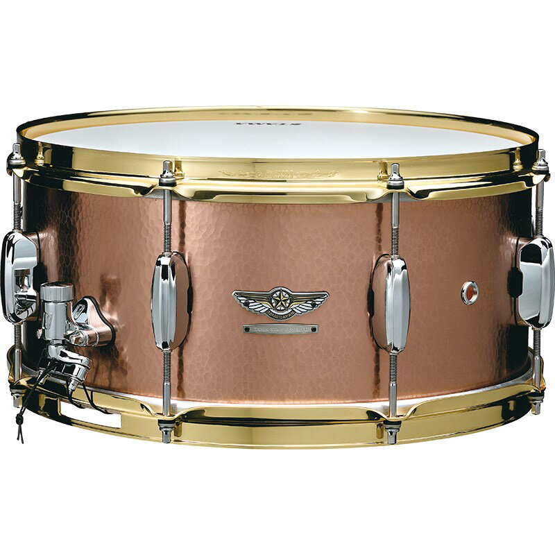 ■商品紹介＜STAR Reserve Snare Drum（スター・リザーブ・スネアドラム） とは・・・＞「ドラマーに、今一度ドラムを演奏する楽しさを味わって欲しい。」そんな想いから生み出されたSTAR Drumsのスネアドラム・ラインナップに、STAR Reserve（スター・リザーブ）スネアドラムが登場！スター・リザーブ・シリーズが追求するのは、特定のイメージを呼び起こすサウンドや様々なジャンルに対応する汎用性ではなく、様々なスネアを知り尽くしたドラマーにさえも、新たなサウンドメイクや、既存の概念を打ち破るプレイスタイルに挑戦したくなるような、インスピレーションを与えることです。そのため、今までに培ってきたTAMAの技術や知識、ノウハウを注ぎ込むのはもちろん、新たなスネアドラムの可能性を追求するべく、STAR Drumsというシリーズの枠組みにさえ捉われずに、新たなパーツや他のシリーズのスペックを採用するなど、それぞれのモデルだけが実現できる、唯一無二のサウンドを作り出す、野心的なプロジェクトです。我々自身の予測すら超えるかもしれない、新たなる可能性を探る道を、さあ、ご一緒に、追求して行きましょう。【STAR Reserve Snare Drum #4 TCS1465H / HAND HAMMERED COPPER スネア・ドラム】STAR Drumsシリーズ初となるメタルスネアは、ハンドハンマード仕上げのコパースネアドラム。その特徴は7色の色を持つ虹のように彩り鮮やかなサウンド。打点やスティックの入射角度を変化させると、ファットでボリューム感のあるどっしりしたサウンドから、エッジの効いたリッチで華やかなサウンドまで一つのスネアとは思えないほど様々なサウンドが奏でられます。その秘密はシェルのハンマリングとフープ形状にあります。シェルのハンマリングには異なるサイズのハンマーを使い分け、エッジ周辺をシェルの中央部に比べ少しだけ剛性を高めることで、硬質な基音とリバーブが掛かったような華やかなシェル鳴りを両立。また、フープに採用した2.3mm厚のブラス製フランジフープは、エッジ部分を少し削り落とすことで、フランジフープらしい音の広がりを持たせつつ、小気味よいアタックを強調しました。様々なジャンルに対応出来るのはもちろん、一曲の中での変化に合わせて多様な表現を可能にする一台です。＜スペック＞シェル材：1.5mm， Hand Hammered Copperシェル・フィニッシュ：ツヤ消しサイズ：14 x 6.5フープ：MSP148L(打面) / 8テンション Customized Brass Mighty Hoop(2.3mm)、MSP14S8L(ボトム) /8テンション Customized Brass Mighty Hoop(2.3mm)ラグ / テンションボルト：MSL90SC ワンピース・ラグ / M6x66mmテンションボルト (MS666SHP) w/Hold Tight Washer(SRW620P)ヘッド：REMO コーテッド・アンバサダー (打面) / REMO スネアサイド (裏面)ストレイナー / バット：MLS50A / MLS50Bハードウェア・カラー：クローム スナッピー：Super Sensitive Hi-Carbon Snappy Snare (MS20RL14C)＜ハイカーボン・スティール / 20本線 / 14内面当たり用＞付属：ソフトケース、チューニングキー※試奏を解禁している為、ヘッドの打痕などの使用感がございます。検索キーワード：イケベカテゴリ_ドラム_スネアドラム_TAMA_新品 SW_TAMA_新品 JAN:4549763011374 登録日:2017/10/18 スネア スネアドラム タマ 星野楽器