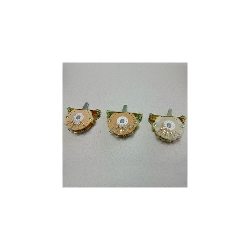 ■商品紹介OAK Lever SwitchF系ギターに多用されているレバースイッチには、耐久性や操作感の点でCRL社のものを上回る製品がなかなかありませんでした。F社が1980年代から一部モデルに採用したOAK社のレバースイッチも、当時のものは操作感が悪く評判がよくありませんでした。しかしその後の改良で、現在ではCRLに引けを取らない快適な操作感を実現し、フェンダーに標準採用されています。耐久性の面でも、レバー側から強く押されると壊れやすいというCRLの欠点に対し、OAKのものは構造的に強度が高くなっています。※1点での販売となります。検索キーワード：イケベカテゴリ_楽器アクセサリ_ギター・ベース用パーツ_スイッチ・ポット・ジャック_Montreux_新品 SW_Montreux_新品 JAN:4562204628283 登録日:2023/06/03 モントルー