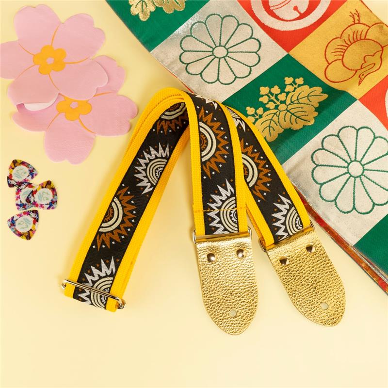 ■商品紹介■デザイン元旦の象徴、初日の出。早起きして拝めたら、なんだかパワーをもらえるような気がしますよね。そんな有り難ーい日の出なら、一年中身に付けちゃえばいいじゃない！ということで、アフリカンな太陽モチーフが並ぶリボンを、目の覚めるようなイエローのベルトに添えて、キンキラキンのストラップエンドでtsundrum流におめでたく、ソウルフルにまとめました。太陽のようにまぶしくて明るいカラーのギターストラップは、あなたの心に元気を与えてくれるはず！アグレッシブなプレイスタイルの方にはストラップロックの使用をオススメいたします。■サイズ・長さ　約80cm?約135cm・ベルト幅　約5cm＊こちらの商品は他ECサイトでも販売しております。在庫情報の更新は迅速を心掛けておりますが、万一ご注文時に売り切れていた際は、商品がご用意できない場合がございますのでご了承ください。＊画像の色味は屋内外の光の照射や角度により実物と異なって見える場合がございます。ご了承ください。＊外国製のベルトのため、若干のほころびやジャカード織り部分に引き攣れが見られる場合がございます。目立つ物は使用しておりませんが、画像でご確認頂きますようお願いいたします。＊柄の出方には個体差があります。＊一つ一つ手作りのため個体差がございます。検索キーワード：イケベカテゴリ_楽器アクセサリ_ギターストラップ_tsundrum_chan_新品 SW_tsundrum_chan_新品 JAN:4571642985087 登録日:2026/01/06 ストラップ カワイイ 日本製 おしゃれ 女子 ケース