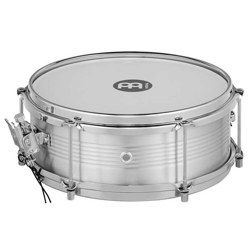 ■商品紹介Samba シリーズ・Aluminum Caixa は、シリーズ名の通り、主にサンバミュージックで用いられるスネアドラムです。軽快な音色、鋭く突き抜けるようなリムショットのキャラクターが最大の魅力です。そのカイシャサウンドは、サンバだけにとどまらず、あらゆる音楽ジャンルにおいて、創造的な活用が可能です。サイズ：12 x 4 1/2検索キーワード：イケベカテゴリ_ドラム_スネアドラム_MEINL_Classics Custom Dual_新品 SW_MEINL_新品 JAN:0840553060522 登録日:2026/07/12 シンバル マイネル クラシック
