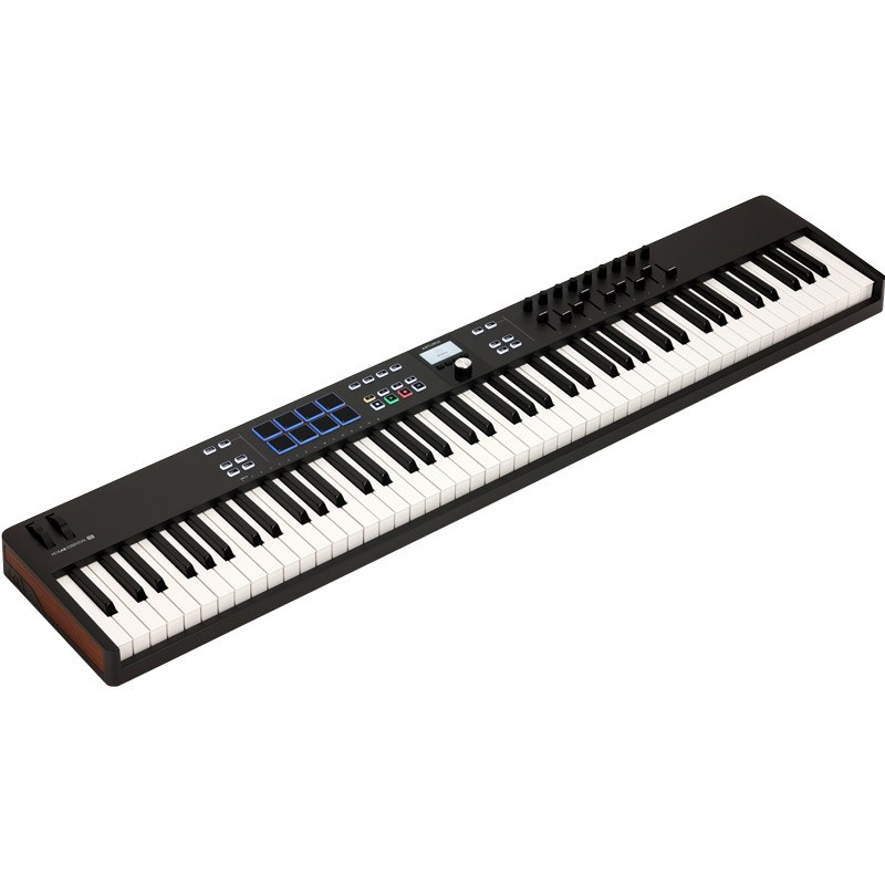■商品紹介Arturia の KeyLab Essential 88 mk3 は、KeyLab Essential シリーズの 49 鍵および 61 鍵モデルに加え、今日のサウンド・エクスプローラーや DAWプロデューサーの指先に、比類ない価値を提供するセミ・ウエイテッド・フルピアノを搭載。発売以来すでに月間 5，000 台以上を販売し、大きな成功を収めています。その親しみやすく、手触りの良い、楽しいキーボード・クリエイティビティで音楽制作者やプロデューサーをリフレッシュさせ、瞬く間に多くの市場でベストセラー・コントローラーとなりました。KeyLab Essential 88 mk3 は、DAW と MIDI コントローラーの精神と、スタジオでもステージでも使えるプレミアム・キーボードの表現力を融合させることで、さらなる進化を遂げました。■特徴：●ハードウェアまたはソフトウェア用のモダンなピアノ・レンジ・キーボード。KeyLab Essential 88 mk3 は DAW 制作、ハイブリッド・セットアップ、MIDI ハードウェア楽器のコントロールに最適です。●手軽でリーズナブルな価格のキーボードコントローラーの新しい標準。KeyLab Essential mk3 は、モダンなルックスと優れた操作感で、複雑なコントロールやメニューへのアクセスや設定を必要としないキーボード・コントローラーです。次世代音楽制作のクリエイティブに不必要な障壁を取り除きます。●業界をリードする Arturia のソフトウェア・シリーズと直結。多くのミュージシャンやプロデューサーが Arturia の受賞歴のあるソフトウェアを愛用しており、KeyLab Essential mk3 は同じシリーズの一部で、Analog Lab Pro、Pigments、V Collection とシームレスに統合できます。■KeyLab Essential 88 mk3 の新機能・ 88 鍵のハイブリッド鍵盤：弾き心地抜群のウォーターフォール・キーベッドはそのままに、フル・ピアノ・レンジに拡張され、ハイクオリティなステージ・キーボードとしての音楽表現が可能になりました。・クリエイティブな新機能：スケール・モード、コード・モード、アルペジエーターにより、作曲、ソングライティング、ビート・メイキングがこれまで以上に直感的に行うことができます。・カスタム DAW との統合：KeyLab Essential mk3 は、Ableton Live、Logic Pro X、FL Studio などの DAW をディープコントロールするためのカスタムスクリプトを備えています。・より多彩なプリセット：Analog Lab Pro に含まれる 2000 のプリセットはヴィンテージ・サウンドだけにとどまらず、ユニークなハイブリッド・サウンドやモダン・シンセ、オーケストラ・サウンドなどを楽しむことができます。・より簡単な操作とインターフェース：ベロシティと筆圧感知機能を備えた RGB バックライト・パッド、コンテクスチュアルボタン、リアルタイム・フィードバックが可能な彩光の良い 2.5 インチ LCD スクリーンを搭載。・ビギナーとプロのための拡張ソフトパッケージ：KeyLab Essential mk3 には Analog Lab Pro、ピアノ 2 タイプ（UVIModel D、NI The Gentleman）、Loopcloud とMelodics のサブスクリプションが付属されています。梱包サイズ 1380x328x130 mm梱包重量10.2 kg本体サイズ1258x255x66.8 mm本体重量8.2 Kg※最新の動作環境はメーカーサイトにてご確認の上、お求め下さい。※予告なく仕様変更する場合がございます。検索キーワード：イケベカテゴリ_DTM_MIDI関連機器_MIDIキーボード_Arturia_新品 SW_Arturia_新品 JAN:4959112247062 登録日:2024/02/23 MIDIコントローラー アートリア アートゥリア