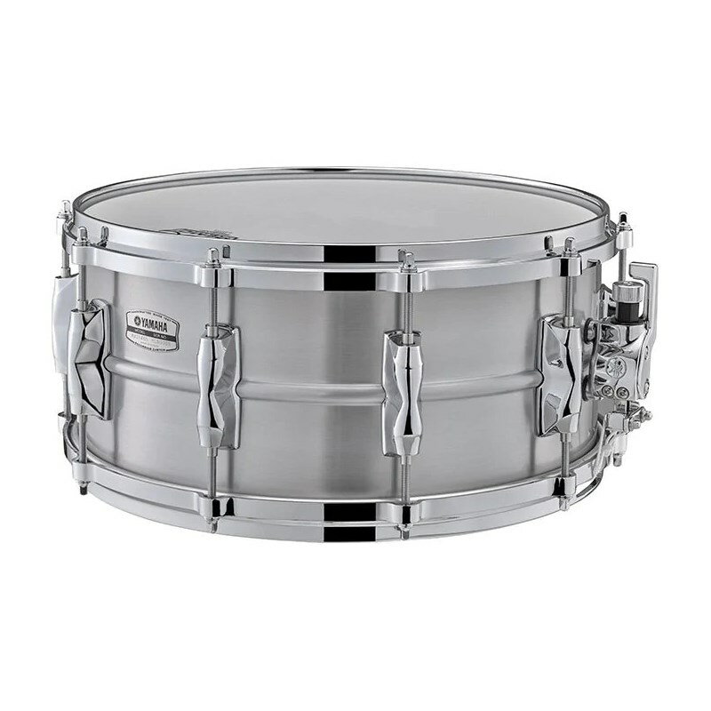 ■商品紹介【Recording Custom Metal Snare（レコーディング・カスタム・メタルスネア）登場！】新しいレコーディングカスタムは前モデルの特色を引き継ぎ、世界のトップドラマーであるスティーブ・ガッド氏の協力を得て、一切の妥協をせずに音質向上を最大限追求したモデルです。■主な特長ステンレススティール、アルミ、ブラス材を採用したレコーディングカスタムメタルスネアドラムを7モデルラインナップ！新しいレコーディングカスタムはレコーディング現場のみならず幅広いシーンにて演奏者のポテンシャルを引き出すことができるモデルです。【アルミシェル】3.0mmアルミダイカストフープを装着し、明るく切れのあるサウンドが特長。中央の絞りはアウトセンタービード(凸部)を採用。メタルシェル特有のアタック感、パワフルなサウンドはそのままに音量・シェルの共振をコントロール。シェル材/フープ/スネア/センタービードの組み合わせを最大限追求し幅広いサウンドメークを可能としました。メタルシェルスネアのスタンダートと言えるクオリティとコントロール性能を兼ね備えたモデルです。【コーテッドヘッド搭載】打面にはアンバサダーコーテッドヘッドを採用。シェル本体が持つ芯のある太いサウンドを最大限引き出します。【センタービード】全モデルアウトセンタービードを採用。パワー、アタック感のあるサウンドを保ちながら音量・シェルの共振をコントロール。幅広いレンジのサウンドメイクとサウンドコントロールを実現。【ストレイナー＜Qタイプ＞】ライブカスタム、アブソルートハイブリッドメイプルにも採用されているQタイプストレイナーを搭載。オンオフ時の安定感、スナッピーの交換や演奏中の調整も容易に行えます。【スナッピー】14x5.5/13x6.5(ブラスのみ)のスネアドラムはコントール性を追求し20本ワイヤーを搭載。14x6.5/14x7(ステンレスのみ)の深胴のスネアドラムにはパワー感あるサウンドを求め25本ワイヤーを搭載。■サイズ・仕様シェル：アルミニウム1.2mm口径：14×6.5スナッピー：ハイカーボンスティール25本スネアベッド：2.4mmエッジ角：45°/R1.5ラグ・ブラケット：ワンピースラグフープ/ボルト：3.0mmアルミダイカストフープ/10テンションヘッド・トップ：レモ・コーテッドアンバサダーヘッド・ボトム：レモ・スネアアンバサダーストレイナー（リリース）：Qタイプストレイナー（バッド）：DC3タイプ付属品：チューニングキー、ソフトケース検索キーワード：イケベカテゴリ_ドラム_スネアドラム_YAMAHA_新品 SW_YAMAHA_新品 JAN:4957812601207 登録日:2016/06/11 スネア スネアドラム ヤマハ やまは