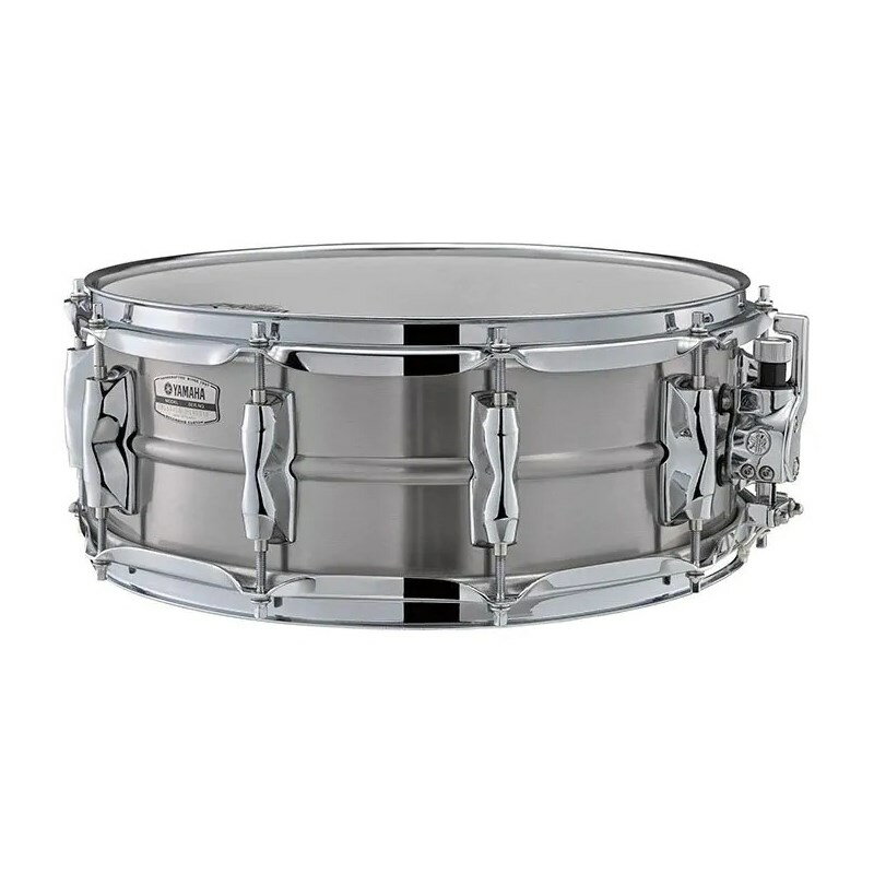 ■商品紹介【Recording Custom Metal Snare（レコーディング・カスタム・メタルスネア）登場！】新しいレコーディングカスタムは前モデルの特色を引き継ぎ、世界のトップドラマーであるスティーブ・ガッド氏の協力を得て、一切の妥協をせずに音質向上を最大限追求したモデルです。■主な特長ステンレススティール、アルミ、ブラス材を採用したレコーディングカスタムメタルスネアドラムを7モデルラインナップ！新しいレコーディングカスタムはレコーディング現場のみならず幅広いシーンにて演奏者のポテンシャルを引き出すことができるモデルです。【ステンレススチールシェル】シャープでソリッドなサウンドのステンレススティール。中央の絞りはアウトセンタービード(凸部)を採用。メタルシェル特有のアタック感、パワフルなサウンドはそのままに音量・シェルの共振をコントロール。シェル材/フープ/スネア/センタービードの組み合わせを最大限追求し幅広いサウンドメークを可能としました。メタルシェルスネアのスタンダートと言えるクオリティとコントロール性能を兼ね備えたモデルです。【コーテッドヘッド搭載】打面にはアンバサダーコーテッドヘッドを採用。シェル本体が持つ芯のある太いサウンドを最大限引き出します。【センタービード】全モデルアウトセンタービードを採用。パワー、アタック感のあるサウンドを保ちながら音量・シェルの共振をコントロール。幅広いレンジのサウンドメイクとサウンドコントロールを実現。【ストレイナー＜Qタイプ＞】ライブカスタム、アブソルートハイブリッドメイプルにも採用されているQタイプストレイナーを搭載。オンオフ時の安定感、スナッピーの交換や演奏中の調整も容易に行えます。【スナッピー】14x5.5/13x6.5(ブラスのみ)のスネアドラムはコントール性を追求し20本ワイヤーを搭載。14x6.5/14x7(ステンレスのみ)の深胴のスネアドラムにはパワー感あるサウンドを求め25本ワイヤーを搭載。【スナッピー＜SGタイプ10本＞】14x5.5の各スネアドラムのみスティーブ・ガッド氏要望の10本タイプワイヤーを同梱。繊細かつクリスピーなサウンドが表現可能。各モデル14x5.5サイズのスネアドラムにはスティーブ・ガッド氏のアイディアによるハイカーボンスティール10本スネアをオプションとして同梱。憧れのガッドサウンドはもちろん、更なるコントロール性の向上と繊細かつ明快なサウンドを表現します。■サイズ・仕様シェル：ステンレス1.2mm口径：14×5.5スナッピー：ハイカーボンスティール20本スナッピーオプション：SGタイプ10本スネアベッド：2.4mmエッジ角：45°/R1.5ラグ・ブラケット：ワンピースラグフープ/ボルト：2.3mmダイナフープ/10テンションヘッド・トップ：レモ・コーテッドアンバサダーヘッド・ボトム：レモ・スネアアンバサダーストレイナー（リリース）：Qタイプストレイナー（バッド）：DC3タイプ付属品：チューニングキー、ソフトケース※メイン画像以外はパーツイメージとなっております検索キーワード：イケベカテゴリ_ドラム_スネアドラム_YAMAHA_新品 SW_YAMAHA_新品 JAN:4957812601245 登録日:2016/06/11 スネア スネアドラム ヤマハ やまは