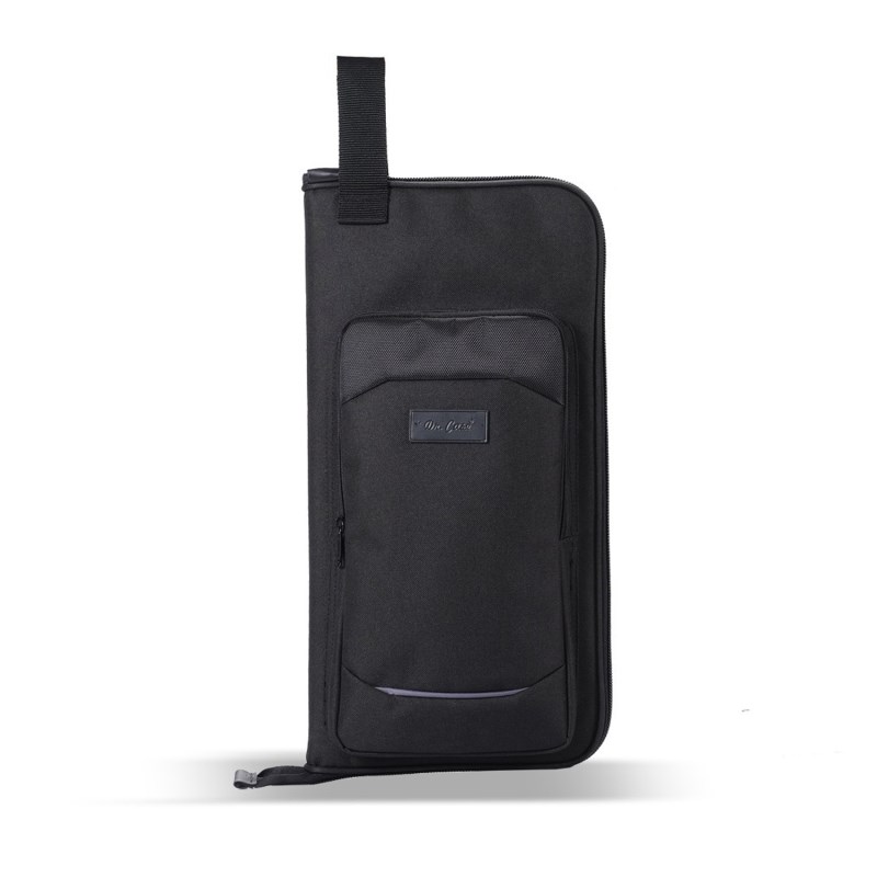 ■商品紹介【新時代ギグバッグブランドが日本上陸、その名も Dr.Case。】＜Dr.Case＞Dr. Caseは2011年にブランド誕生以来、ギターやベースをはじめドラム関連やキーボード、サックスなどの様々な種類のギグバッグをプロデュースしており、 常にミュージシャン達の声に耳を傾けながらその時代のトレンドに合わせたブラッシュアップと品質向上を絶え間なく続けています。製造から検品まで全ての作業はインドネシア国内の自社工場にて最新の品質管理下、一貫して行っています。＜主な特徴＞・20ミリ厚・セル構造の軽量ポリフォームが外部からの衝撃を拡散・吸収し、優れたプロテクションを実現。・使い勝手のよいスマート収納。・底面に耐摩耗性に優れたミリタリースペックによるラバープロテクションを装備。・力が加わる部分にはバータックステッチを追加で施して縫製強度を強化。・日本が誇る信頼のYKK製ファスナーを採用。(タブ部はブランドオリジナル）・雨や雪の中でも天候に関係なく持ち運びできる耐摩耗/耐水性シェルアウター採用。＜Drumstick Bag＞ドラムスティックを最大10ペアまで収納可能内寸：縦48cm 横25cm重さ：1.0kg※内寸測定値および重さの誤差はご了承下さい。※画像はイメージです。スティックは付属しません。検索キーワード：イケベカテゴリ_ドラム_ドラムケース_Dr.Case_新品 SW_Dr.Case_新品 JAN:8994771434268 登録日:2023/09/11 ドラム ドラムケース ドクターケース DrCase