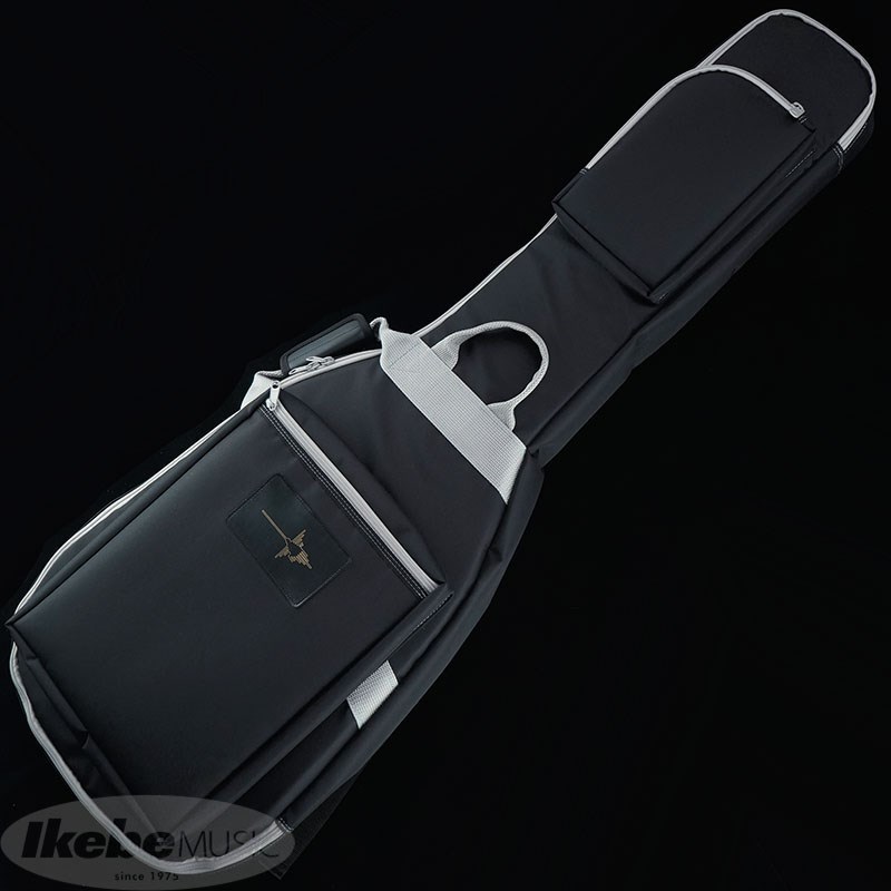 ■商品紹介NAZCA Protect Case for Guitar耐久性抜群の素材を使用したエレキギター用高級ギグケースナスカ・プロテクトケース。多彩なカラーバリエーションや内容量の大きいポケットとダブルショルダーなど使い勝手が良く、独自の持ち上げ構造で背負ったときの体感重量が軽く感じられる魔法のケースです。NAZCA PROTECT CASEは国内の工場で1本1本熟練した職人達による細かな手作業によって作製されています。販売開始とともに口コミで広まったクオリティーの高いケースは今も多くのユーザー、プロミュージシャンに受け入れられています。NAZCA PROTECT CASEの軽量かつ頑丈な作りの秘密は、パラシュート生地にも使われるナイロン素材の生地、軽量ウレタンを使用していること。これによって通常の生地よりも大幅な軽量化と強い耐久性を実現しています。また、落下・転倒時に最も衝撃が加わりやすい、ヘッド部とボディエンド部にはインナーパットを搭載。インナーパットには硬くて軽量なベルポーレン（1.5mm）と、20mm厚のウレタンをラミネートする事でケースの型崩れを防ぐとともに、ケース内部の空間をしっかりキープ。さらに不意な衝撃にもしっかり対策をしております。そんな頑丈なNAZCA PROTECT CASEではありますが、チャックなどの消耗品は長年仕様する事で壊れる可能性があります。しかし、NAZCA PROTECT CASEでは修理対応も受け付けられている上に、NAZCA PROTECT CASEをご購入されると1年間の保証が受けられるのです。購入から1年以内のチャックの不良、縫製のホツレ等があった場合、保証の適応となります。（※基本的に使用時に生じた破れ等は保証の範囲外になる可能性がありますのでご了承下さい。また、修理のご依頼はご購入店までお問合せ下さい。）ただ高級なケースを売るだけではなく、NAZCA PROTECT CASEでは購入後のケアもしっかり対応致します。・エレキギター用(ST/TL)※特殊な仕様の楽器を収納する場合は事前にお問合せ下さい。※ヘッド角があるモデル（ギブソン製品、アイバニーズ製品）を収納する場合は、NAZCA Neck Support（別売）をご使用いただくと安全です。■カラー：　Black#8／ファスナー&ベルト：グレー検索キーワード：イケベカテゴリ_楽器アクセサリ_ケース_エレキギター用ケース_NAZCA_新品 SW_NAZCA_新品 JAN:2500040013513 登録日:2020/12/31 ギターケース