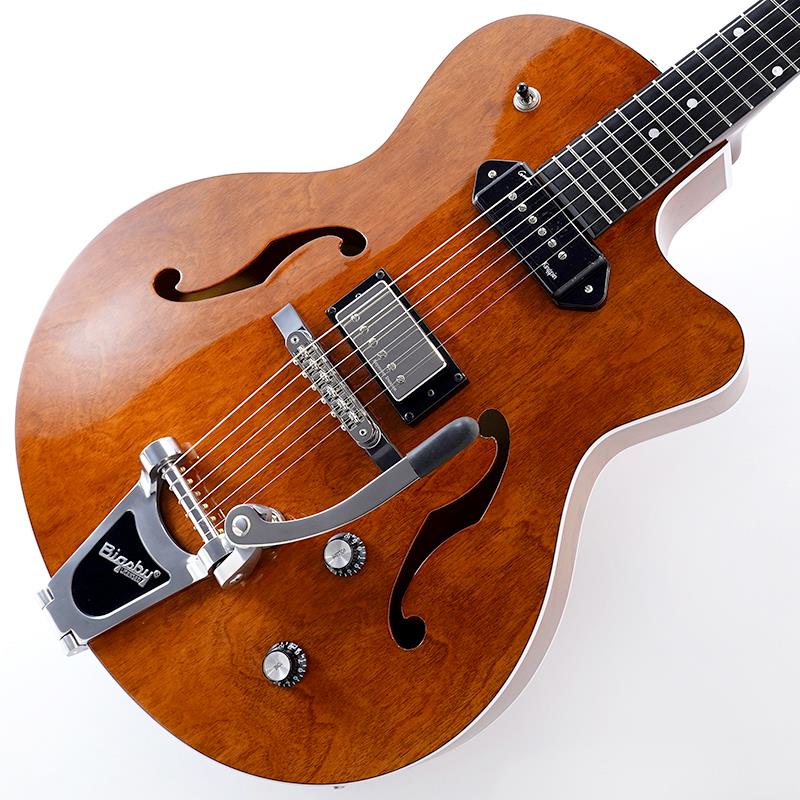 ■商品紹介大人気5th Avenue！クールなハバナ・ブラウンカラーで仕上げられた、「Uptown Custom 」が限定OUTLET！基本構造は50年代のヴィンテージスピリットが注ぎ込まれた質の高いカナダメイドのアーチトップスタイルは健在！ゴダン社は多くのブランドのアコースティックギター製作を手掛けてきただけあり、その素晴らしい生鳴りと優れたクオリティーは確かな物として、多くのアーティストに認められ愛用されております。従来モデルの古き良き「いなたい」スタイルと芳醇なトーンも魅力ですが、より現代的な操作性とサウンドを手にしたこちらは、より多くのギタリストにマッチする優良機種と言えるのではないでしょうか！カッタウェイを有しハイポジションでの演奏性を確保して、フロントにGodin Kingpin P90とリアにSeymour Duncan '59 HBピックアップを搭載し、Godinの言い回しで「トーンパレット」が提供されます。ピックガードが無く、Bigsbyトレモロブリッジを搭載してジャジーなスタイルからクランチサウンドまで、幅広い対応力を誇るNEWモデルの良質なサウンドを、是非ご堪能下さい！ケースは軽量な汎用ギグ・ケースが付属しており、デリケートなアーチトップでも安心して保管、運搬して頂けます！■仕様詳細SPEC]Body.....Canadian Wild CherryNeck.....Silver Leaf MapleFingerboard.....RichliteFingerboard Radius.....16 (406.4 mm)Scale Length.....24.84 (630.936 mm)Nut Width.....1.72 (43.688 mm)Nut Type.....Graphtech TUSQFrets.....21Neck Pickup.....Godin Kingpin P90 Single CoilBridge Pickup.....Seymour Duncan '59 Humbucker SH-1BBridge.....T.O.M. with Roller SaddlesTailpiece.....Bigsby Tremolo TailpieceControls.....1 V，1 TColor.....Indigo BlueFinish.....High GlossString Set.....D'Addario EXL115 Nickel WoundString Guages......011 .014 .018 .028 .038 .049Weight.....2.8[Kg]汎用Gig Case付属検索キーワード：イケベカテゴリ_エレキギター_その他_Godin_アウトレット SW_Godin_アウトレット JAN:2500010868273 登録日:2026/04/06 エレキギター ゴダン