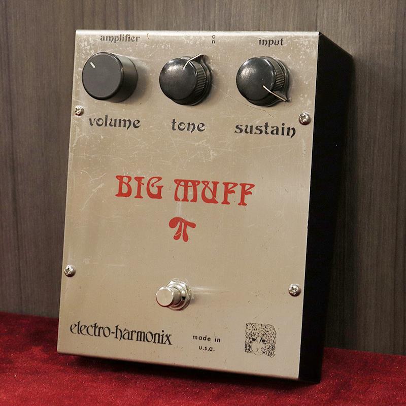 ■商品紹介1969年頃デビューしたファズペダル『Big Muff Pi（ビッグマフ）』、そのセカンドモデルの通称『Ram's Head（ラムズヘッド）』。筐体右下に描かれる女性の表情のロゴマークが子羊の頭にも見えるところからそのニックネームがついたこのモデルは、個体によってパーツの種類の違いがみられます。それによりサウンドも個体ごと異なる為、収集家がいるほど多くのファンをもつモデルとして有名です。今回のRam's Headは、内部パーツや仕様より1973年頃出荷の個体と判断しております。電源ON/OFFスイッチの表記は【on】のみの初期筐体。バックパネルに配線を逃がしたと思われる穴が3か所、コントロールノブの交換、筐体に錆びやキズ等使用感がみられ、ヴィンテージ楽器らしい雰囲気です。トランジスタは初期仕様のレアな2N3565を4基搭載。サーキットの経年による数値変化はキャパシターや抵抗の追加で補っています。トーンコントロールの効きも良好で、ラムズヘッドらしいワイドな音作りがお楽しみいただけます。1970年代中頃らしいディスクリート回路ならではの荒々しさと豊かな倍音感を備え、深く沈み込むローミッドと滑らかなサステイン、粒立ちの揃ったファズディストーションが魅力です。過激な歪みに留まらず、コードをかき鳴らした際の厚みや単音の伸びは、この時代のハードロックやプログレッシブロックを支えたビッグマフならではの存在感を感じさせます。オールドラムズヘッドならではの迫力あるサウンドをぜひお楽しみください。交換部品：トーンPOT／コントロールノブ／エフェクトON/OFFフットスイッチ／筐体止めねじ付属品：なし-------Heartman Vintage Guitarsは池部楽器店のヴィンテージ・ギター＆ベースの専門店です-------検索キーワード：イケベカテゴリ_エフェクター_ギター用エフェクター_歪み系_ファズ_Electro Harmonix_ユーズド SW_Electro Harmonix_ユーズド JAN:2500070875396 登録日:2026/07/24 エフェクター コンパクトエフェクター ストンプボックス エレハモ エレクトロハーモニクス エレクトロハーモニックス