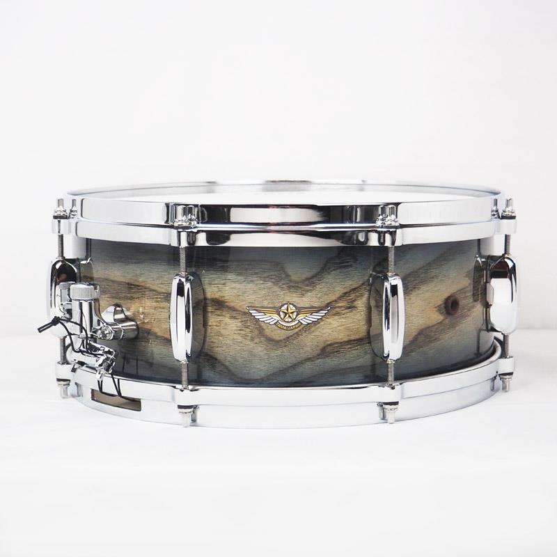 ■商品紹介【Made in Japan！国産最高峰シリーズ・STAR Walnutスネアドラム入荷！】【日本が世界に誇るドラム・ブランド〜TAMA が長年のドラム製作で得たノウハウを結集し、「今想う最高のドラム」を開発コンセプトに実現した、新フラッグシップモデルSTAR DRUMS！】TAMAが想う最高のドラムその条件は、・シェルの鳴りを最大化しパワフルなストロークにも繊細なタッチにも素直に反応する【高いシェルレスポンス】・ドラム同士の不要な共鳴・干渉を低減し、それぞれのドラムを気持ちよくならせる【クリアな音の分離】・柔らかく食い込むような打感で、心地よい演奏感と手首への負担を軽減する【心地よい演奏感】この3つを基に細部にまでこだわり開発が行われました。そのデビューから20年近くTAMAのフラッグシップを担ってきた「STAR Classic」シリーズを超える今のフラッグシップモデルの実現にあたり、長年のドラム製造で得たノウハウと徹底した音への追求を形にする為に、他社フラグシップモデルにて採用されているカスタム性をあえて持たせず、自信を持って推奨するスペックにてラインナップを形成しました。＜STAR Walnut＞STAR Walnutのシェルには中低音の効いたサウンドが特長で、歯切れの良い甘くファットなトーンが魅力のウォルナット・シェルを採用しています。＜主な特徴＞・Shells / 5mm， 6ply All Walnut硬質で衝撃に対して高い耐久性を持ちながら、比重は軽く、深みのある美しい木目を持つため、古くより高級家具材として使用されてきたウォルナット材。サウンド特性としては、中低音域に独特の丸みと温かみがあり、高級感溢れるファットな鳴りをもたらします。・Bearing Edgesドラムを叩いた時の振動をシェルに的確に伝え、より豊かな鳴りを実現する為には、ドラムヘッドとシェルの接点であるベアリングエッジの形状が非常に重要な要素となります。STAR Drums のベアリングエッジは、ヘッドとの接地面を従来のTAMA ドラムの物よりも丸い形状を採用。更に、エッジの頂点をシェルの外側から3.5mm の場所に設定することで、ドラムヘッドとシェルの接地面積を増やし、ドラムヘッドの振動をより効率的にシェルへと伝えることが可能となりました。・Snappy Bedスネアドラムのボトムサイドには、スナッピーの反応を良くするためにスネア・ベッドと呼ばれる「えぐり」加工がされており、その形状はスネアサウンド、特にスナッピーのサスティーンと繊細さを決定付ける重要な要素となります。STAR Drums のスネアドラムでは、従来のTAMA ドラムで採用してきた形状とは異なる、オリジナルシェイプのものを採用。シェルのレゾナンスをより生かしつつ、音粒立ちの良い明瞭なサウンドを得るため、スナッピーのワイヤー全体が出来るだけ均等にヘッド面に接するように、平らな面を多めに取っています。・Air HoleSTARシリーズのスネアドラムは、シェルの水平方向の中央部分に3つのエアーホールが取り付けられています。通常のエアーホールが1つのシェルと比較して、より明るく、ドライなサウンドを生み出します。・Newly Designed One-Piece Lug新しくデザインされたラグは、小ぶりなデザインを採用し、シェルとの接触面を可能な限りまで小さくした、ブリッジタイプです。小さめのラグにすることで、スネアドラム本体の重量を軽くするとともに、13、14ともに8テンション仕様にあえてこだわりました。パーツ点数を少なくすることで、シェル本来のもつポテンシャルをよりオープンに、かつレゾナンス豊かにします。セージも逃さない繊細さと豊かな表現力を獲得しました。・MLS50A Linear-Drive Strainerレバーを素早く動かしても、スナッピーがボトムヘッドに当たる接触音を、極限まで減らすことに成功したストレイナー。シェルやストレイナーに余計な負担を掛けることなく、スナッピーを確実にヘッドに密着させる構造を採用しています。・Die-Cast Hoops高い剛性を持つ亜鉛ダイキャスト製フープが、ヘッドとフープの接触面を常に垂直に保ちシビアなチューニングにも敏感に対応します。基音のはっきりしたパワーのあるサウンドも大きな魅力。・Hold Tight Washersステンレス・ワッシャーとラバー・リングの組み合わせによって、演奏中のチューニングの緩みをシャットアウト。ラバー・リングの弾性がショットの衝撃を吸収し、フープとテンションボルトが常に密着。シェルの振動によるチューニングの狂いを防止します。・Super Sensitive Hi-Carbon Snappy Snareスネアヘッドへの高い追従性、そして絶妙な吸い付きと歯切れの良い響きを両立したことで、軽やかで歯切れの良いサウンドを実現。細かいパッセージも逃さない繊細さと豊かな表現力を獲得しました。・Drum Headsドラムヘッドは、REMO社のヘッドを採用しています。＜スペック＞サイズ : 14×5.5シェル : 5mm， 6ply All Walnutフィニッシュ : IJB (インディゴ・ジャパニーズ・セン・バースト )フープ：ダイキャストフープ（8テンション）ラグ：Newly Designed One-Piece Lug(MSL90S)ストレイナー/バット：Linear-Drive Strainer & Butt(MLS50A/MLS50B)スナッピー：Super Sensitive Hi-Carbon Snappy Snare(MS20RL14S)ヘッド : REMO Coated Ambassador / REMO Snare Side Ambassador付属品：ソフトケース、チューニングキー製造国：日本※店頭に展示され試演奏解放されておりますため、ヘッドの打痕など若干の使用感がございます。予めご了承くださいませ。検索キーワード：イケベカテゴリ_ドラム_スネアドラム_TAMA_新品 SW_TAMA_新品 JAN:4549763035479 登録日:2026/06/27 スネア スネアドラム タマ 星野楽器