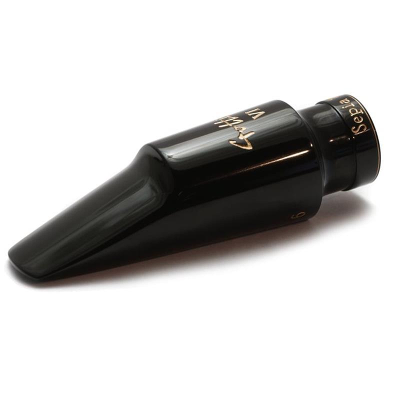 ■商品紹介【2026年リニューアル！】2026年より、Solistモデル以外のオープニング表記がインチ単位に変更し、テーブルへの刻印になりました！// Gottsu Saxophone Mouthpiece Sepia Tone VI Hard Rubber //Sepia Tone VI の VI（ブイアイ） は Vintage の VI です。 このモデルは Gottsu のスタンダードなモデルで一番人気のあるモデルです。音色の特徴として渋く響きがあり、吹きやすいため演奏者の好みの音色が出るマウスピースです。※ハンドメイドのため細かな擦り傷等が見られる場合がございます。予めご了承の程、お願い致します。■仕様詳細■アルト用オープニングラインナップ「#63」(1.6mm)…セルマーC*とC**の間、バンドレンAP3強相当「#67」(1.7mm)…メイヤー4強、セルマーD弱、相当「#71」(1.8mm)…メイヤー5、セルマーD〜E中間、デュコフD4強相当「#75」(1.9mm)…メイヤー6、セルマーE〜F中間、デュコフD6強相当「#79」(2.0mm)…メイヤー6〜7中間、セルマーF〜G中間、デュコフD7弱相当「#83」(2.1mm)…メイヤー7強、デュコフD8弱相当「#87」(2.2mm)…メイヤー8強、デュコフD8〜D9中間相当（あくまで目安とお考え下さい）■商品仕様・素材：エボナイト・付属品：ケース・巾着※リガチャー・キャップ別売検索キーワード：イケベカテゴリ_管楽器・吹奏楽器_サックス用アクセサリ_マウスピース_Gottsu_新品 SW_Gottsu_新品 JAN:2500260842412 登録日:2026/02/17 マウスピース ゴッツ