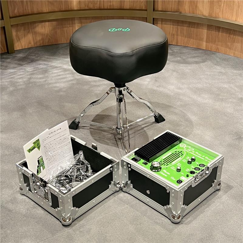 ■商品紹介【「触覚的なモニタリング」を定評する、UKに本社を置くPorter & Daviesのドラムスローンが入荷致しました！】※画像内のストーン脚部はイメージとなり、実際には付属致しません。※基本的に変圧器なしで接続頂いてご使用頂けますが、環境によっては電源を入れてから実際の動作までに時間がかかったりするなどの症状が出る場合がございます。[Porter & Davies]音響エンジニアのTim PorterとドラマーのDil Daviesによりイギリスで2010年に設立。ディル・デイヴィスが自身のドラムプレイ環境の中でもバスドラムのモニタリングに悩んでおり、ティム・ポーターが「BC2」のプロトタイプを製作したところから始まっており、現在では世界中のプロ・ドラマーから高い評価を受けている触覚ドラムモニタリングシステム（Tactile Drum Monitoring Systems）の第一線を走るブランドになります。日本国内でもアリーナ/スタジアムクラスでプレイをするトップドラマーが使用しており、「これを体感してしまうと、もう通常のスローンには戻れない」とまで言わしめる確かな機能性と精度の高さを誇ります。[BC2]Porter & Daviesの主力モデル。広大な会場で自身のサウンドの低音を感じにくいドラマーのために開発された、外部ボリュームを気にすることなくバスドラムの重量感とパワーをモニタリング可能にするデバイス。スローン部の振動による骨伝導を通してバスドラムの感触をモニタリングし、マイクinとLINE inで接続可能。レイテンシーも全く無く、イヤモニと連動してご使用頂くことでドラマーが得られるモニタリング情報量が飛躍的に上がります。接続ケーブルとあわせて付属のフライトケースに入れて運搬も快適に行えます。※スローンの脚部、マイク、マイクケーブルなどは本製品には付属致しません。-------Dimensions：30cm x 30cm x 30cm inc ball cornersWeight:約9.5KgMic in:600 ohm electronically balanced P2 hot XLRF. +48v Phantom power switch with indicator.Mic out:Hardwired parallel to mic in. XLRM.Line in:10K ohm electronically balanced P2 hot XLRF.Low Contour:+/- 12dB @ 45Hz shelving.Signal present indicator led， green:-30dB.Signal Peak indicator led， red:+4dB.Max output:150W RMS / 4ohm 0.05%THD 20hz-18khz +/- 2dB. Anti-thump and 2 stage noiseless dynamic load protection circuitry built-in.[Saddle Throne]Pearl、YAMAHA、TAMA、Ludwigなど多くのドラムメーカーが採用している7/8インチ径のスローンベースに対応。-------Saddle Throne Top:40 x 40 x 15cms deepWeight:約5.7Kg.Design：Saddle Black Vinyl付属品：・米国、英国、EUの3種類の電源ケーブル・スピコンケーブル（4芯）・製品保証書（販売日より1年間）・日本語取り扱い説明書-備考-電圧スイッチ（240Vまたは115Vに対応）※日本でご使用の際は115Vを選択下さい。※基本的に変圧器なしで接続頂いてご使用頂けますが、環境によっては電源を入れてから実際の動作までに時間がかかったりするなどの症状が出る場合がございます。検索キーワード：イケベカテゴリ_ドラム_ドラム椅子_Porter&Davies_新品 SW_Porter&Davies_新品 JAN:2500190842131 登録日:2026/09/12 ドラム イス スローン 椅子 ポーターアンドデイビス デイヴィス