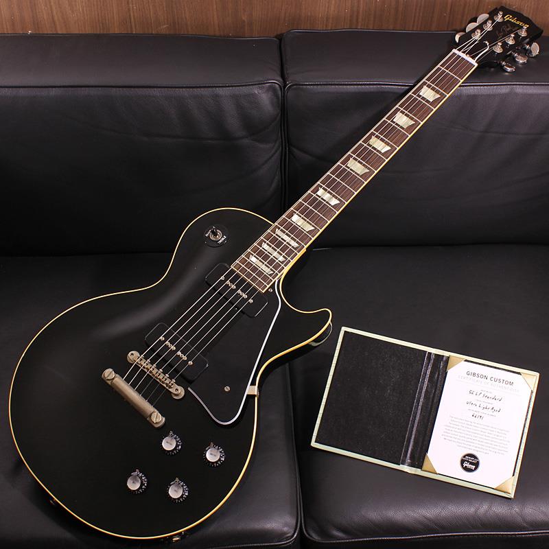 ■商品紹介Japan Limitedの1956 Les Paulが入荷！オールエボニーカラーの精悍なルックスに1959 Les PaulよりもスリムなV2ネック、Groverペグを搭載した少数限定モデルです！〜 Murphy Lab 〜カスタムショップ内に誕生したMurphy Lab（マーフィー・ラボ）は、ナッシュヴィルのギブソン・カスタムショップ内に新設されたラボで、科学的検証に基づく最新の技術を駆使して、ギターのエイジング（ヴィンテージ・ギターの経時変化した外観と弾き心地を再現する処理）を専門に行います。ギブソン・カスタムショップの立ち上げ時のメンバーであり、ヒストリック・コレクション開発のプロジェクト・リーダーとして尽力したトム・マーフィーは、その後新品のギターにヴィンテージのルックスとフィーリングをもたらすエイジングというテクニックで活躍してきました。トムのヴィンテージ・ギターへの情熱と深い知識に裏打ちされた技術によって、ギブソン・ギターの自然なラッカーのクラック、演奏による摩耗を見事に再現しています。トム・マーフィーとギブソンは、経時変化によりウェザーチェックと呼ばれるクラックを生じさせる、1950年代、1960年代のニトロセルロースラッカーを科学的に解析し、その変化のプロセスをひも解き、あらゆるモデルのプロトタイプによるテストを重ねて、ヴィンテージ同様のナチュラル・ウェザーチェックを再現するラッカー・プロセスを開発しました。マーフィー・ラボは、トム・マーフィーがギブソン・カスタムショップのチームを率いて、プロトタイプをもとに、あらゆるボディシェイプ、フィニッシュ、エイジング・レベルの検証を始めたことから、その構想が生まれました。その結果、これまでにないリアリティとこだわりを追求したエイジングを行うために、ギブソン・カスタムショップ内に設立されました。トム・マーフィーの存在と、その芸術的な作品の数々は、ギブソンの歴史の中で重要な役割を果たし、今もそしてこれからもマーフィー・ラボとして永遠に引き継がれていきます。本機は4段階で設けられたエイジングレベルで最もダメージが軽微なコンディションの「Ultra Light Aged」が施された1956 Les Paulの日本オーダーモデルです。1952年に誕生したレスポールモデルはギブソン社の歩みとともに変更される、ルックス、サウンド、弾き味などの仕様遍歴がございますが、本機は、誕生当初のP-90ピックアップはそのままに、ブリッジにチューン-0-マチック&スタッド・テイルピースが搭載された第3形態と言えるスペックを採用しています。本来195年モデルではアイコニックな「Goldtop」フィニッシュがスタンダードな仕様ですが、今回の限定モデルではオールエボニーフィニッシュに加えプラスチックパーツもブラックで統一することで精悍でスタイリッシュなルックスに仕上がっております。Ultra Light Agedは長年ケースに入れて大事に保管されていたかのような、最小限のダメージに抑えられた経年変化の風合いが自然に表現され、穏やかなウェザーチェックや打ち傷等の加工が施されております。指板エッジにはロールド加工が施され、優れたグリップ感がプレイヤーの皆様にはさらに嬉しい仕上げとなっております。基本的なスペックは最新のHistoric Specを採用。56Les Paulの最大の特徴と言えるP-90ピックアップにアップデートされたアッセンブリ、True Historicパーツが引き続き装備されております。シングルコイルのP-90ピックアップが持つ太くも表情豊かなニュアンスが生み出す音楽的なトーンはオンリーワンの魅力を備えており、本格派のミュージシャンの方々からも熱い支持を獲得しております！本機はネックスペックに1960 V2グリップを採用し、59LPよりも一回り薄めで60LPよりは若干厚みのある操作性の良いネックがプレイヤーの方には嬉しいですね。また、フレットサイズも現在のヒストリック56LPモデルのスタンダード仕様では細めのフレットが使用されるところ、59LP等と同仕様のやや幅広なフレットサイズを採用しております。少数生産のJapan Limitedモデルの入荷です！ぜひこのチャンスをお見逃しなく！！Serial No. 6 6191Weight≒4.00kg専用ブラウンケース、Murphy Lab認定証 等付属■仕様詳細Body Wood : 2-Piece Plain Maple Top & 1-Piece Lightweight MahoganyNeck : Solid Mahogany with Long Neck Tenon / 1960 V2 Slim Taper ProfileFingerboard : Indian RosewoodFrets : Historic Medium-Jumbo / 22FretsPickups: Custom Soapbar P-90Controls : 2 volume 、2 tone 、3-way switchBridge / Tailpiece : ABR-1 non wire/ Lightweight Tailpiece w/Long StudTuners : Grover Milk BottleHard ware color : Nickel， Murphy Lab Light Aged検索キーワード：イケベカテゴリ_エレキギター_レスポールタイプ_Gibson_Custom Shop_新品 SW_Gibson_新品 JAN:4570156026477 登録日:2026/09/13 エレキギター ギブソン カスタムショップ