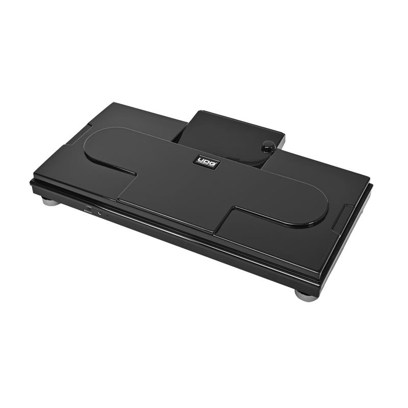 ■商品紹介★AlphaTheta XDJ-AZにフィットする本体保護カバー★【ご注意】※こちらの商品は製作工程上、または運搬の際本体や外装にやむを得ず汚れ、スリキズ、ダメージなど発生する場合がございますが、外見上の問題は「商品の仕様」とご容赦願います。「使用上問題」のあるもの、のみ初期不良品とさせて頂きます。---U94127 AlphaTheta XDJ-AZ Equipment Coverは、AlphaTheta XDJ-AZに精密にフィットするよう設計されたプロテクションカバーです。環境に配慮したリサイクル素材を含む超耐久性ABSポリマー製で、フェーダー、ノブ、スイッチや端子を、ほこり、液体、衝撃からしっかりと保護します。カバーを装着したままケーブル接続・通電が可能なため、スタジオや現場での保管に最適です。軽量でコンパクト、フライトケースやソフトケースにも収納可能です。本製品はブラック／ホワイトの2色展開のうちブラックです。■主な特徴◎AlphaTheta XDJ-AZ専用設計のカスタムフィット◎高光沢フィニッシュ（ブラック）◎ほこりや液体、衝撃から保護◎環境に配慮したリサイクル素材含有の耐久性ABSポリマー製◎カバー装着中もケーブル接続・通電が可能【主な仕様】カラー : ブラック重量 : 0.45 kg外寸 (W×H×D) : 90.3 x 51.0 x 6.2 cm内寸 (W×H×D) : 89.8 x 50.5 x 5.9 cm※商品写真内の機材は付属しません。※ 商品の仕様、価格並びに付属品などは予告なく変更することがあります。※ お使いのブラウザや環境により実際の商品と色が異なる場合がございます。■初期不良について製造工程で本体や外箱に細かなキズやよごれが残る場合がございます。これらの点は「商品の仕様」とご容赦願います。「使用上問題」のあるもの、のみ初期不良品とさせて頂きます。---※店頭、または通信販売にて売却後、敏速な削除は心掛けておりますが、web上から削除をする際どうしてもタイムラグが発生してしまいます。万が一商品が売切れてしまう場合もございますので予めご了承ください。検索キーワード：イケベカテゴリ_DJ機器_DJアクセサリー_DJ機材用カバー_UDG_新品 SW_UDG_新品 JAN:8720908562142 登録日:2026/09/04 ユーディージー