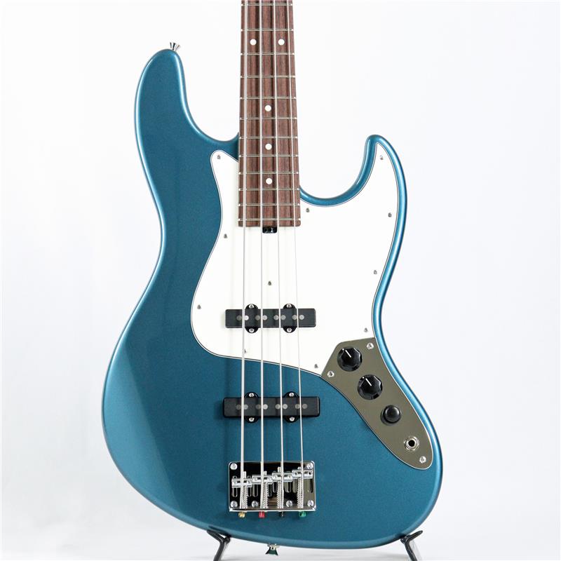 ■商品紹介EMGプリアンプを搭載した ThreeDots Guitars 4 弦アクティブベースが入荷！お店で手に取った楽器がプロの現場でそのまま使える演奏性と信頼性、そして、その楽器を手の届きやすい価格で提供するというコンセプトを掲げ、日本を代表するルシアー菊地嘉幸氏の監修により立ち上げられた「スリードッツギターズ」。本機はヴィンテージサウンドを機軸に発音の良さとピッチの安定を両立させたワーキングミュージシャンの為に開発された ThreeDots Guitars JB にトレブル、ベースのコントロールを加えた「JB Plus」。アルダーボディ、メイプルネック、ローズウッド指板による、完成された JB の「パッシブサウンドを最大限スポイルすることなく」を命題に、ピックアップ本来のサウンドを生かしつつ自然かつ実用的なシェルビングタイプのブースト/カットを採用しました。菊地氏の得意技と言える抜群のレスポンスの良さとワイドレンジなサウンド、そして圧倒的な弾きやすさが際立っており、「国産アクティブJB」という確立されたジャンルにおいても一つの決定打となる高いポテンシャルを放っています。ブランド発足当初よりリクエストはありつつも、シンプルなパッシブ仕様に拘ってきたスリードッツが、数年の製造/経験を経て放つアクティブ仕様。単純にプリアンプを積んだだけではなく、サウンドをマッチングさせたPUの採用や、元々のプレイヤビリティの高さも相まって、演奏性/サウンドともに使いやすさ抜群のモデルに仕上がっています。世界に誇る国産モデルのクオリティを是非ご体験ください。Three Dots、三つのドットの由来・playability=優れた演奏性・reliability=信頼性・affordability=値頃感■仕様詳細Body Wood：Alder 2-PieceBody Shape：Full original custom JBNeck Wood：MapleScale：864mmFingerboard Radius：305RFingerboard :Indian RosewoodNut Material：TUSQNut Width：38mmFrets：DHP24HBridge：Vintage Style 20mmTuning Machines：Hipshot License Ultra-LightPickup：Original Custom JControl：Volume， Volume， Treble/Bass (BTC)Finish： PolyesterString： D’Addario .045 ? .105ギグケース付属検索キーワード：イケベカテゴリ_ベース_エレキベース_JBタイプ_Three Dots Guitars_新品 SW_Three Dots Guitars_新品 JAN:4571220089251 登録日:2025/06/12 エレキベース スリードット 3Dot 3Dots スリードッツ