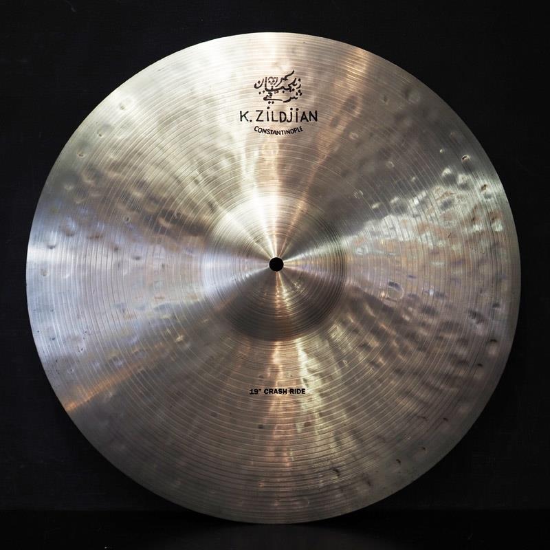 ■商品紹介【Kコンスタンチノープル、クラッシュ/ライド19インチの中古品が入荷！】【Lookin Back Moving Forward 〜オールドサウンドの探求〜】K Constantinople蘇るクラシックKサウンド、その比類なき表現力。ワイルドグループ・レイジング、ランダム＆エキストラ・ハンマリングが生む深い響きはジルジャン・シークレット・アロイの芸術性の高さの証明。＜Crash Ride＞コンスタンチノープルクラッシュに厚みを持たせ、ハンマリングでサスティーンを抑制。セカンドライドとして活躍するシンバル。サイズ：19ウェイト：Medium Thin※中古品のためキズや汚れ、サビ等使用感がございます。予めご了承くださいませ。検索キーワード：イケベカテゴリ_ドラム_シンバル_ライド_Zildjian_K Constantinople_ユーズド SW_Zildjian_ユーズド JAN:2500190873807 登録日:2026/04/17 シンバル ジルジャン Kコンスタンチノープル