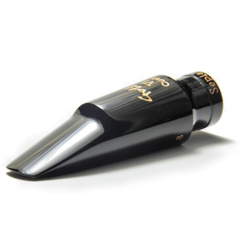 ■商品紹介【2026年リニューアル！】2026年より、Solistモデル以外のオープニング表記がインチ単位に変更し、テーブルへの刻印になりました！// Gottsu Saxophone Mouthpiece Sepia Tone VI Custom Hard Rubber //Sepia Tone VI の VI（ブイアイ） は Vintage の VI です。 Sepia Tone VI Custom は既存の VI よりも明るくて音量のあるモデルです。少ない息でも楽に音が出るようになっています。ジャズというよりはフュージョン向きで、メタルが苦手な方でもメタルのようなパワフルな音が出せます。 ※ハンドメイドのため細かな擦り傷等が見られる場合がございます。予めご了承の程、お願い致します。■仕様詳細■テナー用オープニングラインナップ「#79」(2.0mm)…オットーリンク5弱、セルマーC**相当「#83」(2.1mm)…オットーリンク5*弱、セルマーD相当「#87」(2.2mm)…オットーリンク6弱、セルマーE相当「#90」(2.3mm)…オットーリンク6強、セルマーF相当「#95」(2.41mm)…オットーリンク6*、ベルグラーセン95、デュコフD6相当「#100」(2.54mm)…オットーリンク7、ベルグラーセン100、デュコフD6〜D7中間相当「#105」(2.67mm)…オットーリンク7*、ベルグラーセン105、デュコフD7相当「#110」(2.8mm)…オットーリンク8、ベルグラーセン110、デュコフD7〜D8中間相当「#115」(2.92mm)…オットーリンク8*、ベルグラーセン115、デュコフD8相当（あくまで目安とお考え下さい）■商品仕様・素材：エボナイト・付属品：ケース・巾着※リガチャー・キャップ別売検索キーワード：イケベカテゴリ_管楽器・吹奏楽器_サックス用アクセサリ_マウスピース_Gottsu_新品 SW_Gottsu_新品 JAN:2500260842665 登録日:2026/02/17 マウスピース ゴッツ