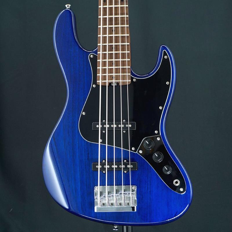 ■商品紹介Bacchus Global series「ローステッドフレイムメイプルネック」モデル！ローステッドメイプルとはメイプルを高温で加熱処理して材の中の水分や油分を揮発させることにより剛性を高めた材で、ネックに使用されるとその効果は安定性だけでなくサウンドにも及び、豊かな生鳴りと経年変化したビンテージのようなこなれたトーンを生み出します。ボディ材に木目を活かしたシースルーカラーで仕上げたアッシュボディを使用し、ワイドレンジで多くのジャンルをカバーする音作りが可能です。上位機種同様にターボスイッチを搭載しており、2つのシングルピックアップをシリーズ接続することが可能です。これにより擬似的なハムバッキングサウンドを得られます。このときボリュームはFront Volが有効となり、Rear Volノブはバイパスされます。ナット部分には機能面でもサウンド面でも評価の高いGraphtec TUSQナットを搭載。チューニングの安定性にも一役買っています。トラディショナルなJBスタイルを意識したディンキーシェイプのエレクトリック・ベースに、ローステッドメイプルのカラッとした爽快なサウンドが組み合わさったハイコストパフォーマンスモデルです！細かな擦り傷や軽い打痕がございますが、比較的キレイなコンディションです。トラスロッドの余裕もあり、ネックコンディションも良好です。Weight≒4.42kg付属品：純正ソフトケース検索キーワード：イケベカテゴリ_ベース_エレキベース_JBタイプ_Bacchus_GLOBAL SERIES_ユーズド SW_Bacchus_ユーズド JAN:2500030855024 登録日:2026/03/12 エレキベース バッカス