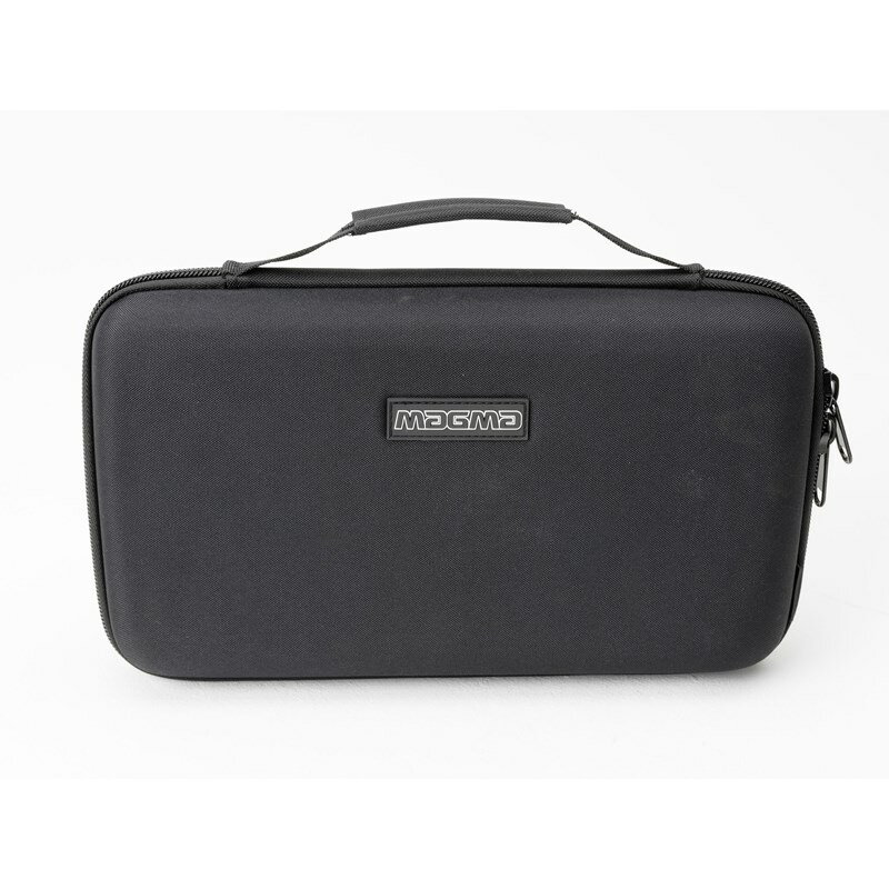 ■商品紹介CTRL-CASE MPK MINIはAKAI MPK Mini MK2とMPK Mini Play用のキャリングケースです。ケースは軽量かつ耐久性に優れたEVA素材で形成されており、エンコーダー、ノブ、ボタンを保護する取り外し可能な保護パッドが装備されています。【対応機種】Akai MPK Mini MK2Akai MPK Mini PlayAkai MPK Mini MK3【サイズ/重量】外寸: 横幅37 x 縦幅22 x 高さ7 cm内寸: 横幅32，5 x 縦幅18 x 高さ5 cm重量: 0，44 kg※店頭、または通信販売にて売却後、敏速な削除は心掛けておりますが、web上から削除をする際どうしてもタイムラグが発生してしまいます。万が一商品が売切れてしまう場合もございますので予めご了承ください。検索キーワード：イケベカテゴリ_DJ機器_DJ用ケース・バッグ_MAGMA_新品 SW_MAGMA_新品 JAN:4041212480170 登録日:2019/10/14 DJ関連