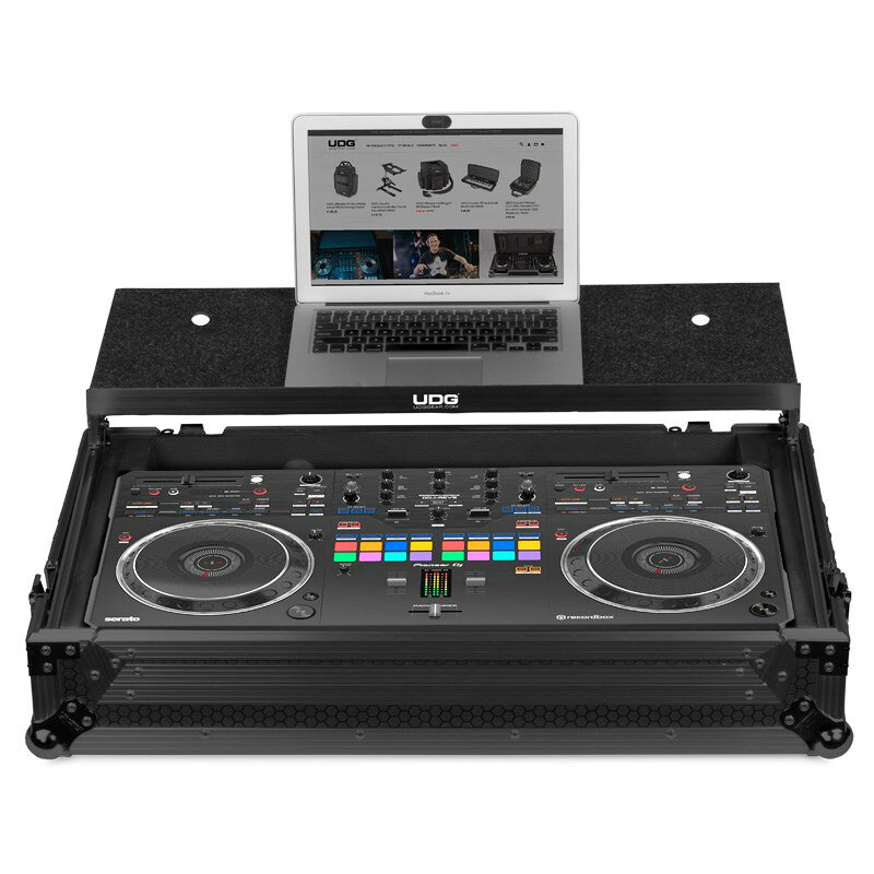 ■商品紹介★Pioneer-DJ DDJ-REV5に対応するフライトケース★【ご注意】※運搬や収納は安全のため、人員2名以上での作業をおすすめいたします。※こちらの商品は製作工程上、または運搬の際本体や外箱にやむを得ず汚れ、スリキズ、箱ダメージなど発生する場合がございますが、使用の際には影響ございません。あらかじめご了承下さい。---U91096BL Ultimate DDJ-REV5フライトケースは、Pioneer DJ DDJ-REV5専用に設計されたケースです。頑丈なホイールによる簡単且つ安全な可搬性だけではなく、セッティングも容易に行えるよう設計されています。従来の安全性や容易なセッティングに加え、スタイリッシュさとモダンブラックの外装のコンビネーションで高い品質を提供します。 UDGは従来のフライトケースデザインから更に、DJやプロデューサーの為に使いやすさを追求しました。外装には厚さ9mmの合板と、六角形のハニカム柄のステージグリップパターンでラミネートされ、内装は高密度ダイヤモンドエンボスEVAフォームパッドで保護されています。この非常に丈夫なパッドは、傷、ほこりや他の衝撃から機材を保護し、スタイリッシュかつ、実用的な仕上がりとなっています。加えてラップトップ、マウス、エフェクトプロセッサやインターフェイスなど他のデバイス用のラップトップシェルフも付属しています。内装は高密度ダイヤモンドエンボスEVAフォームパッドで保護されており、傷、ほこりや他の衝撃から 機材を守ります。 強度の高いバネ式ハンドルも設けられており、耐久性と共に、実用性に関しても考慮されています。対応機種：Pioneer DJ DDJ-REV5■主な特徴Pioneer DJ DDJ-REV5 専用の設計高品質なホイールによる可搬性の高さケーブル用のアクセスホイールリア部に結線、電源用に80mmのスペースを確保着脱可能なフロントパネル着脱可能な蓋と調整可能なラップトップシェルフラミネート加工されたハニカム模様/六角形のステージグリップパターン【主な仕様】カラー：ブラック重量：15.8kg外寸：84.4 x 51.5 x 24.3 cm内寸：73.8 x 36.2 x 5.5 cm素材：厚さ9mmの合板による頑丈な構造■初期不良について製造工程で細かなキズやヘコミが残る場合がございます。また、ケース内クッションのマジックテープに剥がれが生じる場合がございます。外見上の問題は「商品の仕様」とご容赦願います。「使用上問題」のあるもの、のみ初期不良品とさせて頂きます。※商品写真内の機材は付属しません。ケースの製造過程上、ケース本体に汚れ、傷などが見受けられる場合がございます。あらかじめご了承ください。また、製品の仕様は予告なく変更され、細部が画像と異なる場合がございます。※店頭、または通信販売にて売却後、敏速な削除は心掛けておりますが、web上から削除をする際どうしてもタイムラグが発生してしまいます。万が一商品が売切れてしまう場合もございますので予めご了承ください。検索キーワード：イケベカテゴリ_DJ機器_DJ用ケース・バッグ_UDG_新品 SW_UDG_新品 JAN:8720908560735 登録日:2024/06/20 DJアクセサリ