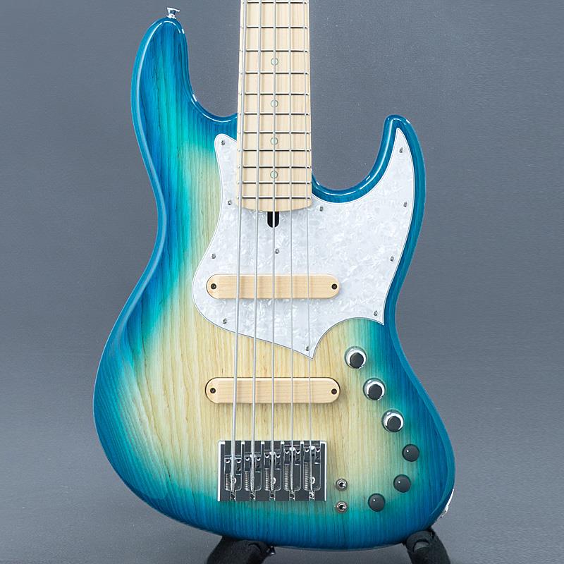 ■商品紹介仕上がりの丁寧さと妥協の無いサウンドクオリティの高さで定評のあるXOTIC XJ-1T1996年に立ち上げられたXotic Guitars（エキゾティック・ギターズ）は、LA郊外に居を構え、ビルダーがその技術を注ぎ込み作り上げたサウンドは、プロ・ミュージシャンをも納得させるクオリティを誇り、評価の高いブランドです。こちらは日本国内にて組み込みが行われる｢XJ｣シリーズです。本機はアッシュボディにメイプル指板の70年代JBスタイルの構成の5弦モデル。極薄のラッカー塗装「Super Light Aged」フィニッシュの美しいブルーバーストにメイプル指板とピックアップカバーが爽やかな印象のカスタム仕様。アッシュならではの引き締まったローとキレの良いハイが特長で、全体的にまとまったバランスがとれたサウンドで、太く真っ直ぐ抜けてきてくれます。ピックアップには「Lindy Fralin」を採用。バランスの良いトラディショナルなサウンドを基軸にし、そこにナチュラルなトーンで定評のあるオリジナルプリアンプを搭載。ヴィンテージライクなミッドレンジをはじめ、スラップ時にはギラつき過ぎない程良いアタック感を得る事が出来、クセが特にないため思い通りのサウンドメイクができます。ツーフィンガーも心地よく、タッチのニュアンスもしっかり拾ってくれ、プレイヤーの表現を柔軟に形にしてくれます。また、ミドル(400Hz/800Hz)とトレブル(6KHz/12KHz)の周波数切替スイッチ、シリーズ/パラレル切替のコントロールを搭載し、その時その時のシーンやバンドのアンサンブルなどに合わせて幅広く対応していくことが可能。まさにオールマイティな1本です。細かな擦り傷がございますが、大きく目立つ打痕は無く比較的キレイなコンディションです。トラスロッドの余裕もあり、ネックコンディションも大きなクセは無く良好です。Weight≒4.67kg付属品：純正ギグケース、スペックシート検索キーワード：イケベカテゴリ_ベース_エレキベース_ジャズベースタイプ・JBタイプ_Xotic_ユーズド SW_Xotic_ユーズド JAN:2500030923662 登録日:2026/09/05 エレキベース エキゾチック