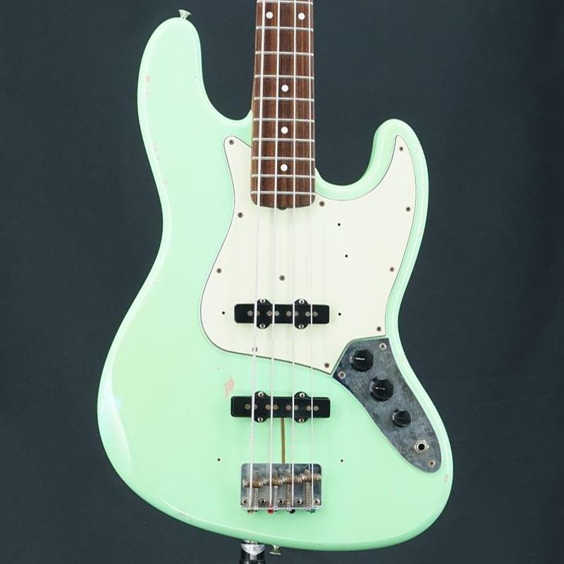 ■商品紹介ヴィンテージ通をも唸らせる、大阪発のハンドメイド・レリックベースの中古品が入荷！大阪アメ村界隈の数多くの楽器店リペアを手掛ける工房、八弦小唄(ハチゲンコウタ)。そんな工房が製作する当ベースはプレイヤーが求める良好なプレイアビリティは勿論、あたかも長年愛用してきたかの様なリアリティ溢れるルックス、そんな様と自然と合致する豊かなサウンドが魅力の楽器に仕上がっています。グリップシェイプから塗装、最終セットアップまで工房にてハンドメイドされる為、一本一本、着実に個性が感じられる良質な楽器を製作しています。今回入荷した本機はアルダーボディ、メイプルネック、ローズ指板の王道'60JBスタイルの一本です。ネックグリップは握り心地の良いシェイプにて製作されており、指板ラジアスは7.25Rが採用され、倍音豊富で、芳醇なローミッドを得た太く甘い低音を小気味よく出力しています。ネックが発する良質な響きをしっかりとサウンドに繋げる工房オリジナルのピックアップによる倍音豊かで、しっかりとしたコシのあるトーンが心地良く感じられます。センス溢れるラッカー塗装のエイジド・フィニッシュ、精巧なレリック加工も味わい深い雰囲気を醸し出しており、このあたりは豊富なリペア経験がもたらす妙技でしょう。リッチなサウンドとともにヴィンテージ・オーナーをも唸らせる仕上がりが秀逸な当工房の楽器は、まさに外観、サウンドともにお楽しみ頂ける逸品となっています。また、使い込んだ際の経年変化による楽器の育ちもお楽しみ頂けます。傷部分は元々エイジド加工されたおり、気にせずお使いいただけます。トラスロッドの余裕は十分にあり、ネックコンディションは良好です。Weight≒4.13kg付属品：ギグケース、スペックカード検索キーワード：イケベカテゴリ_ベース_エレキベース_JBタイプ_八弦小唄_ユーズド SW_八弦小唄_ユーズド JAN:2500030787929 登録日:2025/10/22 ハチゲンコウタ 8gen