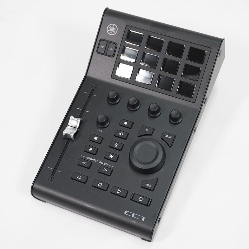 ■商品紹介■商品の状態：・擦傷があります。■付属品・説明書・USBケーブル※中古商品のため、ソフトウェアは付属いたしません。■保証期間：店頭保障1ケ月-----【製品の特長】●創造性をコントロールするヤマハのUSBコントローラー「CC1」は、クリエイターに高い操作性とクリエイティブなコントロールを提供し、制作プロセスをこれまで以上にスピーディかつ直感的なものにします。超高感度なLCDキーとモーターフェーダーにより、複雑な設定を自在に操作し、ワークフローを大幅に最適化するリアルタイム調整が可能です。Elgato、OBS、Steinbergといった業界トップブランドとのシームレスな統合により、スタジオ録音からポッドキャスティング、さらにはハイブリッド・ライブパフォーマンスに至るまで、あらゆるプラットフォームやアプリケーションに適応します。これら多様なワークフロー全体を効率化することで、CC1はアーティストやプロフェッショナルが創造性とパフォーマンスに全エネルギーを集中できる環境を実現します。●コントロールをあなたの手にCC1は、多様化し高度化している現代のクリエイティブ・ワークフローをよりスムーズで効率的なものへと導くために開発されました。これからプロを目指す人から熟練した専門家まで、プロデューサー、ミュージシャン、エンジニアはもちろん、配信者や動画コンテンツクリエイターに至るまで、PC環境で制作を行うすべてのクリエイターにとって、制作プロセスを効率化を支えます。●プロフェッショナルなコントロール体験タッチセンス機能を備えた100 mmモーターフェーダーと10ビット解像度により、DAWなどのプロフェッショナルソフトウェアに求められる精密なリアルタイム調整を可能にし、ダイナミックなコントロールを実現します。さらに、AIノブと4つのマルチファンクションノブによって多彩なコントロールオプションが提供され、素早く直感的なパラメーター調整や、タスクや設定の効率的な操作が可能となります。各種設定は専用ソフトControl Center (Tools for CC1)を通して設定することができます。●DAWを超えたソフトウェアコントロール12個のアサイン可能なLCDキーと無制限のバンクを備えたCC1は、Control Centerを使用した機能設定に加え、ElgatoのStream Deckソフトウェアを通じて幅広いコントロールを割り当てることができます。ワークフローに合わせて柔軟にカスタマイズできるため、自在にコントローラーを適応させることが可能です。●柔軟なセットアップに対応するコントローラーCC1は、幅広い機能や用途に対応し、クリエイターに卓越した柔軟性と拡張されたコントロール性を提供します。DAWソフトウェアと非DAWアプリケーションの両方をコントロールできるため、さまざまなクリエイティブプラットフォームにおいてシームレスなワークフローを実現します。タクタイルコントロールやモーターフェーダーに加え、幅広いソフトウェアと連動するエコシステムにおけるシームレスな互換性を備えたCC1は、ワークフローを最適化したいあらゆるユーザーにとって適した選択肢です。●DAWに特化したコントロールCC1 の下部には、DAW 用に特化したコントローラーが搭載されています。再生・録音・停止といった基本的なトランスポート操作から、ゲインやパン調整、エフェクトパラメーターのコントロールやオートメーションといった DAW 専用タスクに最適化されたフェーダーやノブに至るまで、あらゆる主要機能に即座にアクセスできます。もちろん Steinberg Cubase / Nuendo についてはシームレスな統合に対応しており、ProTools もサポートします。●DAW以外のソフトウェアコントロールCC1はDAWだけでなくドキュメント作成ソフトやメディアの再生/管理ソフトのような一般的なものから、ビデオ制作用ソフト、配信ソフト、遠隔通信アプリやゲームまで、幅広いソフトウェアの操作を可能にします。ElgatoのStream Deckソフトウェアに対応した12個のアサイン可能なLCDキーを通して、ユーザーは自由に機能を割り当て、自分のワークフローに合わせてコントローラーをカスタマイズできます。音楽制作だけでなく配信やコンテンツ制作の操作にも柔軟に対応します。●より広いコントロール今後のアップデートにより、CC1がコントロールできる範囲はさらに拡大していきます。まずはUSBオーディオインターフェースやミキサーといったヤマハ製ハードウェアへの対応が進み、その後、SteinbergのMixKeyとの連携が追加される予定です。これにより、USBマイクを含む接続されたオーディオデバイスの音量やミュートを操作できるようになり、アップデートによるCC1はあなたのワークフローにとってさらに欠かせない存在となります。●つながる。創る。操る。ヤマハ CC1コントローラーは、ヤマハ、Steinberg、そしてElgatoの各エコシステムとシームレスに統合し、将来のアップデートを通じてその機能をさらに拡張していきます。これにより、幅広い音声制作環境において、これまで以上の柔軟性を発揮します。進化し続けるこの高い互換性により、業界標準のプラットフォーム間でワークフローを効率化し、自分に合わせてカスタマイズすることで、よりクリエイティブな作業に時間とエネルギーを注ぐことが可能になります。【製品の仕様】・高度な統合 ? DAW を超えた汎用性の高いコントローラー・12 個のフルアサイン可能な LCD キー & 4 つのマルチファンクションノブ・100 mm タッチセンス対応モーターフェーダー・拡張可能なコントロールシステム ? Elgato Stream Deck ソフトウェアに対応・DAW での精密な操作 ? AI Knob、トランスポート、チャンネル操作、EQ セクション・Steinberg MixKey 対応（将来アップデートで追加予定）・フットペダル入力対応 ? Yamaha フットスイッチ FC5、フットコントローラー FC7（別売）・可動式スタンド付属 ? 3 段階の高さ／角度調整が可能・堅牢でコンパクトなデザイン検索キーワード：イケベカテゴリ_DTM_MIDI関連機器_MIDIインターフェイス・その他機器_YAMAHA_ユーズド SW_YAMAHA_ユーズド JAN:2500120949275 登録日:2026/10/24 iPhone iPad スマホ タブレット ヤマハ やまは