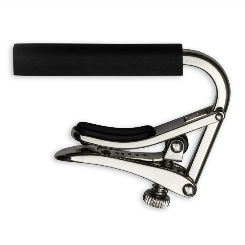 ■商品紹介SHUBBカポオリジナルは、1980年の発売と同時にカポのスタンダードとなり、世界の100万人以上のミュージシャンに愛用されている定番モデルです！SHUBBカポを一度使うと、他のものを使わなくなる特別な理由… それは、独創的なデザインだけでなくパテント取得のロック機構にあるでしょう。 使いやすさと、精密さ及び速さは他に類を見ません。 さらに、専用設計されたゴムはやわらかく弾力性があり、まるで指先のようです。 カポのおさえる力により弦がベンドされチューニングが狂う様なこともありません。NEWローラーアクションを搭載し、更に進化しました。・素材：ブラス・カラー：ニッケルメッキ・C-2 クラシックギター完全にフラット＆ワイドな指板向き。検索キーワード：イケベカテゴリ_楽器アクセサリ_カポタスト_SHUBB_新品 SW_SHUBB_新品 JAN:0700682000021 登録日:2019/06/30 カポ カポタスト