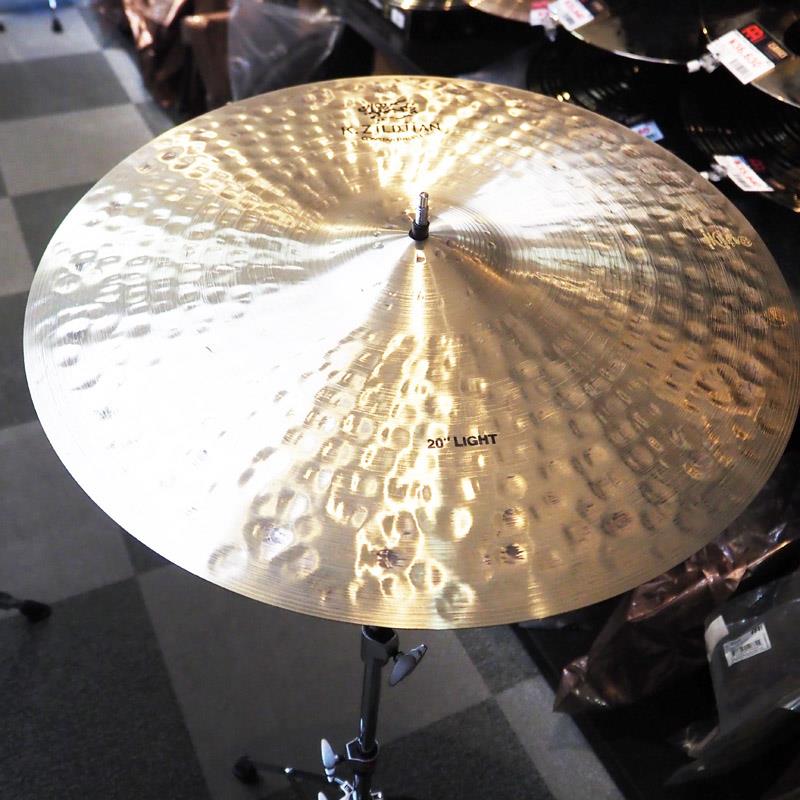 ■商品紹介〜Zildjian コンスタンチノープルライドシンバルの源流がここに蘇る〜限定生産 K Constantinople Light Ride 20''の登場です。- K Constantinople -1998年に登場して以降、世界中のドラマーを魅了してきたZildjianのシンバルシリーズ当初ラインナップされたライドシンバルはMediumとLightの2種類のみ。現在ではプレイヤーの細かなニーズやスタイルの変化に合わせ、多岐にわたるラインナップへと拡充されています。2006年頃に惜しむらく廃番となった Light Ride ですがこの度Zildjian社の協力のもと新しく再現。イケベ50周年記念モデルとして数量限定で販売いたします。-Zildjianによる解説-20インチ Kコンスタンティノープル・ライト・ライドは、適度な柔軟性と心地よい跳ね返りを求めるプレイヤーに最適なシンバルです。軽量設計により立ち上がりが速く、過剰な残響を抑えつつ、あたたかみのあるクラッシュサウンドを自然に響かせます。薄めのプロファイルが豊かな倍音の広がりを生み、複雑なスティックパターンでも明瞭な存在感を発揮します。低くなだらかなカップは、柔らかく空気感のある粒立ちと確かな明瞭さを両立。複雑で深みのある音色と優れたクラッシュ性能、豊かな質感を備え、あらゆるドラムキットに自然に馴染む理想的な高いシンバルです。サイズ：20インチ※店頭での試奏を解禁しておりますため、指紋や打痕が残る場合がございます。あらかじめご了承くださいませ。検索キーワード：イケベカテゴリ_ドラム_シンバル_ライド_Zildjian_K Constantinople_新品 SW_Zildjian_新品 JAN:0642388325728 登録日:2026/09/13 シンバル ジルジャン Kコンスタンチノープル
