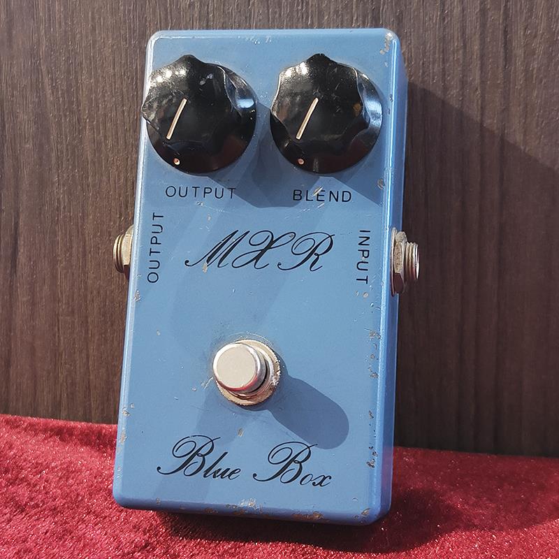 ■商品紹介1974年頃にデビューした、2オクターブ下のサウンドをブレンドしてくれるとても個性的なファズペダルです。1970年代にレジェンドギタリストの使用や、以降にオルタナロックのサウンドメイクにも登場する、ローファイでクセの強いファズペダルとして現在もラインナップされています。こちらは1976年頃出荷のスクリプトロゴ期の1台となります。筐体にキズ等使用感はみられますが、比較的きれいなコンディションといえるでしょう。オペアンプICはLM741CNとMC14013Bを搭載。「BLEND」ツマミにて2オクターブ下のブレンドをコントロールします。原音に対して低く唸るようなオクターブサウンドと、荒々しく潰れたファズが絡み合い、輪郭が崩れていく独特のローファイトーンを生成してくれます。BLENDをコントロールすることにより、轟音の中に沈み込むような低域と不穏な倍音が加わり、1970年代のサイケデリックロックや1990年代のオルタナロックを彷彿とさせる、クセの強いファズサウンドを生み出します。付属品：なし-------Heartman Vintage Guitarsは池部楽器店のヴィンテージ・ギター＆ベースの専門店です-------検索キーワード：イケベカテゴリ_エフェクター_ギター用エフェクター_歪み系_ファズ_MXR_Distortion ／ Overdrive ／ Fuzz_ユーズド SW_MXR_ユーズド 登録日:2026/09/05 エフェクター コンパクトエフェクター ストンプボックス