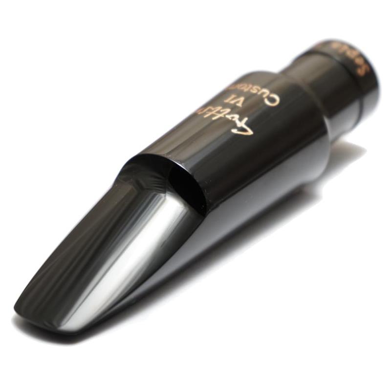 ■商品紹介【2026年リニューアル！】2026年より、Solistモデル以外のオープニング表記がインチ単位に変更し、テーブルへの刻印になりました！// Gottsu Saxophone Mouthpiece Sepia Tone VI Custom Hard Rubber //Sepia Tone VI の VI（ブイアイ） は Vintage の VI です。 Sepia Tone VI Custom は既存の VI よりも明るくて音量のあるモデルです。少ない息でも楽に音が出るようになっています。ジャズというよりはフュージョン向きで、メタルが苦手な方でもメタルのようなパワフルな音が出せます。 ※ハンドメイドのため細かな擦り傷等が見られる場合がございます。予めご了承の程、お願い致します。■仕様詳細■バリトン用オープニングラインナップ「#90」(2.3mm)…オットーリンク5強、ベルグラーセン90、セルマーD〜E中間相当「#95」(2.4mm)…オットーリンク5*、ベルグラーセン95、デュコフD5相当「#100」(2.54mm)…オットーリンク6、ベルグラーセン100、デュコフD5〜D6中間相当「#105」(2.67mm)…オットーリンク6*、ベルグラーセン105、デュコフD6相当「#110」(2.8mm)…オットーリンク7、ベルグラーセン110、デュコフD7弱相当「#115」(2.92mm)…オットーリンク7*、ベルグラーセン115、デュコフD7相当「#120」(3.05mm)…オットーリンク8、ベルグラーセン120、デュコフD7〜D8中間相当（あくまで目安とお考え下さい）■商品仕様・素材：エボナイト・付属品：ケース・巾着※リガチャー・キャップ別売検索キーワード：イケベカテゴリ_管楽器・吹奏楽器_サックス用アクセサリ_マウスピース_Gottsu_新品 SW_Gottsu_新品 JAN:2500260842801 登録日:2026/02/17 マウスピース ゴッツ