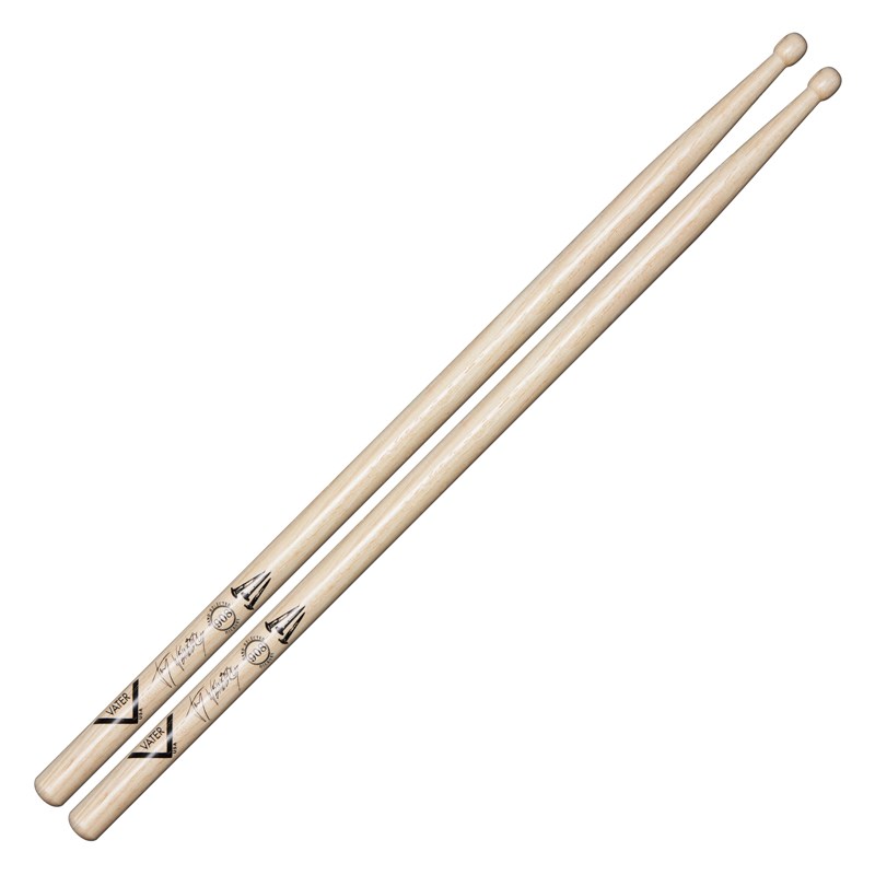 ■商品紹介【VATER 社とのコラボレーションによって生まれたのが、この 「908」だ。唯一無二の個性を持ちながら、馴染みやすく様々な場面で活躍できる、あらゆるドラマーの演奏スタイルに合うスティックを創ったんだ。 by Jay Weinberg】＜Jay Weinberg's 908＞これまで使っていたモデル、例えば 5B、Power 5B、Punisher や Universal なんかが僕の手のひら、親指と人差し指に収まる感じが心地良かった。でも、16年以上この手の音楽をやっているうちに、もっと機敏で反応の良い物を常に探していたんだ。「908」はそんなスティックにルーツがあるけど、似た言語を話すみたいに、少しだけ違ってるんだ。振り下ろした感触、より素早い反応なんかが。多くの経験の中で、僕は VATER のバレル型チップに惚れ込んだ。ライドシンバルから、激しく、鮮明な音を引き出してくれるし、ドラムセットも同様に欲しい音が出せる。僕はよく、釘を打ち込むようなドラミングを思い描くんだ。このスティックは、僕の手の中で明確に表現してくれる。「908」はまさに僕自身。自分の誕生日でもあるし、出身地の市外局番でもある。このスティックは、自分の頭の中の演奏をドラムで完全に再現してくれる。Sharpen your rhythm with the 908 「908で君のリズムを研ぎ澄ませ。」 材質：Hickory全長：413mm径：14.9mmテーパー：Shortチップ：Medium Barrel検索キーワード：イケベカテゴリ_ドラム_スティック_VATER_新品 SW_VATER_新品 JAN:0641652048110 登録日:2021/01/14 スティック ドラムスティック ヴェータ ベータ ヴェーター ベーター