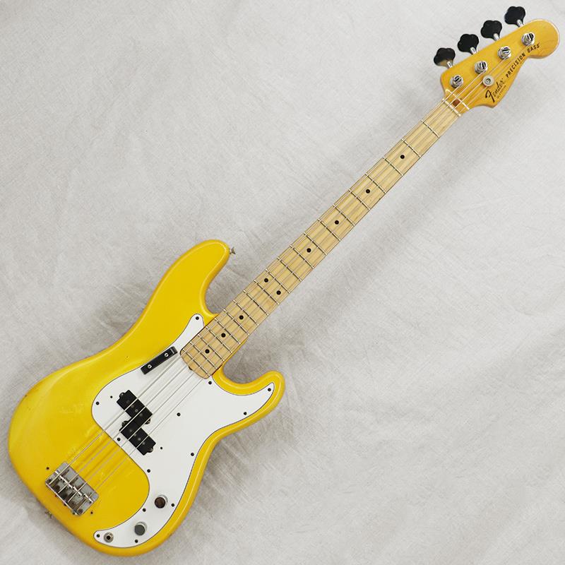 ■商品紹介Fender（フェンダー）社初のソリッドボディエレクトリックベース『Precision Bass（プレシジョンベース）』は1951年に誕生し発売されました。プレシジョンベースの成功を受け後年に発売される『Jazz Bass（ジャズベース）』とともに、今もミュージックシーンに影響を与え続けております。1981年にフェンダー主要モデルにおいて発表された、キャセイエボニー、モロッコレッド、モナコイエロー、サハラトープ、マウイブルー、カプリオレンジ、アークティックホワイトといったカラー達は、『International Color Series（インターナショナルカラーシリーズ）』と呼ばれ、限定ものファンの間で非常に高い人気を博しました。今回は、とてもレアなモナコイエローカラー、プレイヤーズコンディションでの入荷となります。【ボディ】全体重量は約4.65kg。ボディ材はアッシュ。ポップなインターナショナルカラー「Monaco Yellow（モナコイエロー）」カラーに身を包みます。この時期の塗装は下地にポリエステルを使用する「Fender Thick-Skin High-Gloss（シックスキン）」フィニッシュが採用されますが、独特の塗装剥げやトップ面の塗装の劣化部分がみられます。その他パーツのくすみや使用感がみられ、ヴィンテージ楽器らしい雰囲気です。フィンガーレストは交換されています。【ネック】ネック材／フィンガーボード材は1ピースメイプル。ヘッドまわりや指板サイドの塗装剥げ、金属パーツの若干のくすみはみられますが、比較的きれいなコンディションといえるのではないでしょうか。チューナーは巻き具合それほどバラつきはみられずしっかりと機能します。フレット／ナットは交換済み、プレイアビリティは良好です。リフレットに伴い指板面は再塗装されています。ヘッド厚15.0mm。ナット幅41.7mm。Bネック相当のスタンダードな馴染みやすい幅とがっしりとしたシェイプが特徴です。【電装系】コントロールはオーソドックスなプレベ配線【マスターボリューム／マスタートーン】。ピックアップは現在Seymour Duncan（セイモアダンカン）製SPB-2を搭載、パワー感のあるサウンドを狙います。その他アウトプットジャックが交換済みとなります。楽器の鳴りと相まった輪郭とハリを持ちつつ、どっしりとしたプレベらしいトーンが魅力。ピック弾きでもフィンガーでも使いやすい、ルックスとサウンドを兼ね備えた魅力的な1本です。付属品：Fenderブラックモールドハードケース、金属カバー類■仕様詳細Weight：4.65kgBody Material：White AshNeck Material／Scale Length：Maple 1 piece／864.0mm（34inch）Fingerboard／Fret Marker／Radius：Maple 1 piece／Black dot／184.15mm（7.25inch）Nut Width／Fret Size：41.7mm（replaced）／2.7mm（replaced）， 20 FretNeck Thickness（1F／7F／12F）：21.6mm／24.0mm／24.3mmCapacitor：Dilectron CircleD 100VPickup：（replaced）Seymour Duncan SPB-2 Hot P-Bass， 20.3kΩ※ピックアップの直流抵抗値はコントロール部を通した計測となります-------Heartman Vintage Guitarsは池部楽器店のヴィンテージ・ギター＆ベースの専門店です-------検索キーワード：イケベカテゴリ_ベース_エレキベース_JBタイプ_Fender USA_Others_ユーズド SW_Fender USA_ユーズド JAN:2500030875138 登録日:2026/05/07 エレキベース フェンダー ふぇんだー フェンダーUSA FenderUSA