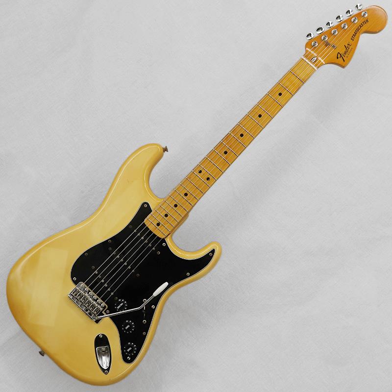 ■商品紹介1954年に発売されて以来、現在まで世界中のギタリストから愛され続けているFender（フェンダー）を代表するモデル『Stratocaster（ストラトキャスター）』。エレキギターといえば、多くの人がこの形を思い浮かべることでしょう。今回入荷はヘッドシリアル期ラージヘッド仕様の1978年頃出荷、交換パーツ等のみられるプレイヤーズコンディションの1本となります。【ボディ】全体重量は約4.2kg。ボディ材はアッシュ。伝統のオリンピックホワイトカラーは、色やけやステッカー跡、打痕、金属パーツのくすみ等がみられ、ヴィンテージ楽器らしい雰囲気です。リアピックアップ部はいちどハムバッカーを搭載したザグリがみられ、それに伴いピックガード、コントロールノブ、シンクロナイズドトレモロユニットが交換済みとなります。【ネック】ネック材／フィンガーボード材はメイプル。リフレットに伴い指板面はきれいにコーティングし直されています。指板面サイドやヘッド裏のこの時期独特の塗装剥げ、ヘッドトップの色焼け、金属パーツのくすみはみられるものの、比較的きれいなコンディションではないでしょうか。チューナーの巻き具合の固さは少々のバラつき程度で、しっかりと機能します。フレット／ナットは交換済みで、プレイアビリティはとても良好です。ヘッド厚14.2mm。ナット幅41.0mm。少しトライアングル気味の比較的しっかりとしたネックシェイプが特徴です。【電装系】コントロールはオーソドックスなストラトスタイル【5wayピックアップセレクター（交換済み）／マスターボリューム／ネック（フロント）ポジショントーン／センターポジショントーン】となります。センタートーンPOTは交換されています。その他ピックアップ含め内部パーツは、当時のコンディションをキープしております。70年代後半らしい、独特のコンプレッション感と艶やかであたたかみのあるトーンをベースに、クリアーでウォームなネック（フロント）／センターポジション、トレブリーで派手なブリッジ（リア）ポジションと、この時期のストラトらしい魅力の詰まった1本です。付属品：ノンオリジナルハードケース■仕様詳細Weight：4.2kgBody Material：White AshNeck Material／Scale Length：Maple 1 piece／648mm（25-1/2inch）Fingerboard／Fret Marker／Radius：Maple 1 piece／Black dot／184.15mm（7.25inch）Nut Width／Fret Size（width）：41.0mm（replaced）／2.1mm（replaced）， 21 FretNeck Thickness（1F／7F／12F）：22.1mm／23.2mm／23.4mmCapacitor：Dilectron CircleD 100VPickup（Neck／Center／Bridge）：Fender Stratocaster Gray Bottom／（5.6kΩ／5.6kΩ／5.7kΩ）※ピックアップの直流抵抗値はコントロール部を通した計測となります-------Heartman Vintage Guitarsは池部楽器店のヴィンテージ・ギター＆ベースの専門店です-------検索キーワード：イケベカテゴリ_エレキギター_STタイプ_Fender USA_Other_ユーズド SW_Fender USA_ユーズド JAN:2500010894081 登録日:2026/07/13 エレキギター フェンダー ふぇんだー フェンダーUSA