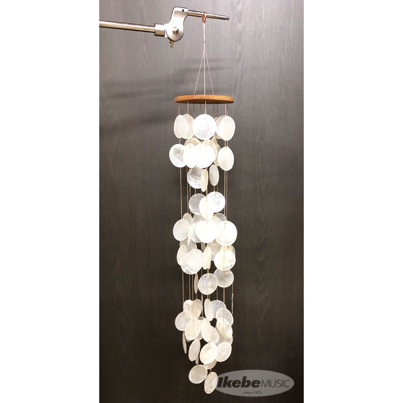 ■商品紹介☆サウンドキング/パーカッション☆[シェル・チャイム80cm]半透明の貝殻でできたウインド・チャイム。他の素材では得られない、ドライでメロディックな音色。※写真上部のシンバルアームは付属致しません。検索キーワード：イケベカテゴリ_パーカッション_チャイム_Sound King_新品 SW_Sound King_新品 JAN:4560259052435 登録日:2019/02/09 パーカッション サウンドキング