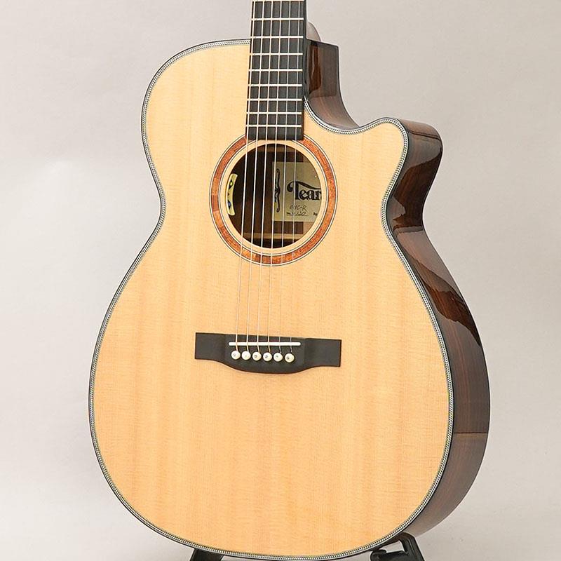 ■商品紹介〜高級ピックアップシステムが搭載された純国産アコースティックギター！！〜Tearsは長年楽器業界でアコースティックギターを販売してきたBirdlandがプロデュースする日本製のアコースティックギターで、毎回製作されるギターの本数は非常に少なく、1本1本熟練した職人による丁寧な木工、塗装、組み込みが行われ製作されております。また、アコースティックギターはセットアップの重要性は非常に高い為、Birdland専属のリペアマンが出荷前に必ず適切なセッティングになっているかのチェックを行い、ベストなコンディションで出荷されていおります。本器「OM-C R」はオールマイティな演奏性で人気のOMカッタウェイスタイルの1本！！ウッドマテリアルは、シトカスプルーストップにインディアンローズウッドサイドバック、マホガニーネックにエボニー指板という人気の高い定番仕様となります。コンパクトなボディでありながらロングスケールを持つOMスタイルは、レスポンスの良さとバランスの良いレンジ感、フラットピックの強いピッキングにも負けないパワフルさを持ち合わせている為、繊細なフィンガースタイルからバンドでの激しいストロークまで、幅広いプレイスタイルに対応するプレイヤー好みのギターと言えるでしょう。熟練のギター製作技術をフルに活かしたその造りは、ブレーシングの調整をミリ単位で行う程までに拘っており、タッチに忠実な素直でストレートな鳴りと高いプレイアビリティを味わう事が出来ます。プレーンなサウンドキャラクターですので、近年流行りのフィンガースタイルにもバッチリご使用いただけます。ピックアップシステムにはエリック・クラプトンの使用で有名な高級システムの「Carlos Pickup」を同工場の職人がしっかりとセットアップしており、ナチュラルかつ太いアコースティックラインサウンドを出力する事が出来ます。国産ギターだからこそ出来るハイコストパフォーマンスと確かな造りが大変魅力的なギターです。プレイヤーの方に是非お勧めしたい1本！！お見逃しなく！！■仕様詳細-SPEC-Body Shape : Grand ConcertTop : Solid Sitka SpruceBack: Solid Indian Rosewood Side: Indian RosewoodNeck : MahoganyFingerboard : EbonyBridge : EbonyNut Width : 約43mmScale Length : 約645mmHead Plate : RosewoodNut : Bone（Birdland製）Sadle : Bone（Birdland製）Bridge Pins : Bone（Birdland製）PU : Carlos VIP-OEMセミハードケース付属検索キーワード：イケベカテゴリ_アコースティック・エレアコギター_エレアコギター_Tears_新品 SW_Tears_新品 JAN:4560184901006 登録日:2026/03/25 エレアコ ティアーズ