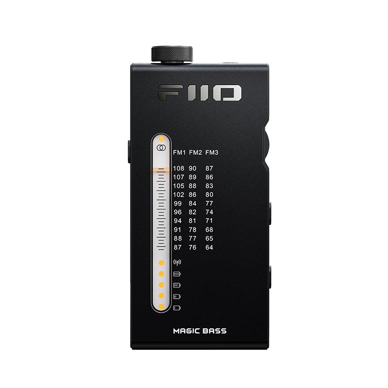 ■商品紹介【製品の特長】★レトロ復刻シリーズの新製品「RR11」はポータブルステレオFMラジオです。厚さ13mmで重量46gの超薄型。高性能FMチップであるシリコンラボラトリーズ製「Si4831」を搭載、64〜108MHzの広帯域をカバーし、ワイドFMにも対応します。アナログチューニングホイールとアルミボディがレトロな魅力を演出しながら、MAGIC BASS機能搭載のHiFiグレード回路で高音質を実現。AMPモードでは付属のケーブル経由でのスマホ接続も可能で、最大17.5時間の長時間駆動を実現。●超薄型。13mmのアルミ合金ボディが、レトロでありながらモダンな上質さを実現RR11は厚さ13mmというライター並みの超スリムボディに加え、アルミ合金製のノブを採用することで、レトロとモダンが融合した上質さを実現しています。 好みに合わせて選べる4色展開をあなたのポケットに●懐かしい手触りを再現。スクロールホイールによるアナログチューニングRR11にはPVRチューニングをシミュレートするために設計されたスクロールホイールを搭載し、懐かしい時代の手触りを再現しています。 指を動かすだけで、すべてのラジオ周波数にアクセス可能です。デジタル・チューナーにはない直感的なフィードバックを体感できます。※利用可能な局の数は、利用可能なチャネルとその信号品質に依存し、地理的な場所によっても異なる場合があります。●ワイドFM対応。64〜108MHzの超広帯域FM周波数をサポートRR11は、64〜108MHzのFM周波数に対応しており、世界中のFM放送や大学のFM放送を受信することができるだけでなく、日本国内のAM放送をFM周波数帯で受信可能な「ワイドFM」にも対応しています。メインストリームの音楽局、ニュース番組、学内専門放送など、お好きなものをお楽しみください。（災害時における緊急放送の受信にも役立ちます。）●バッテリーでもコンセントでも、デュアル電源でいつでもリスニング300mAhのリチウムバッテリーにより、RR11は8.5時間以上の連続駆動が可能なことに加え、コンセントから充電しながらの使用も可能です。充電のために再生が停止したりバッテリー交換などをする必要なく、通勤、アウトドア、リラックスタイムなど、いつでもどこでもシームレスに音楽やラジオ放送を楽しめます。※AMPモードでは、17.5時間以上のバッテリー駆動が可能です。●幅広い周波数をクリアかつ安定した品質で受信。シリコンラボラトリーズ製の高性能FMラジオレシーバーチップ「Si4831」RR11は、シリコンラボラトリーズ製の高性能FMラジオレシーバーチップ「Si4831」を搭載し、幅広い周波数をクリアで安定した品質で受信可能です。●FIIOが18年の研究開発で培ったHiFiグレードのアナログ回路設計FIIOの約18年にわたる豊富なオーディオ研究開発の経験により、RR11は高音質を実現するために入念に設計されたHiFiグレードの回路を搭載しています。●MAGIC BASS機能によるBASS+3Dサラウンド効果で臨場感あふれるリスニング体験RR11には、クラシックなサウンドと3Dサウンドエフェクトを再現できるDDBアナログサウンドエフェクトと出力増強を行うためのカスタムチップが搭載されており、より臨場感のあるリスニングを実現します。MAGIC BASS 1 ： 低音ブーストMAGIC BASS 2 ： 低音ブースト＋3Dサラウンド●イヤホン＋高性能PCBゲインアンテナを内蔵することで受信能力を大幅に向上RR11は、イヤホンをアンテナとして利用できるだけでなく、高性能PCBゲインアンテナを内蔵しており、電波受信能力を大幅に向上させています。●ポータブルアンプとしてスマートフォンやPC等と連携可能RR11は付属のUSB Type-Cオーディオケーブルと組み合わせることで、瞬時にドングルスタイルのポータブルヘッドホンアンプシステムに変身します。 これによってスマートフォンやパソコンなどとUSB接続が可能となり、出力が向上するだけでなく、MAGIC BASS機能でサウンド・エフェクトを加えることが可能となります。純粋なアナログFMラジオでありながら、最新のストリーミングサービスまで、幅広い活用方法でユニークなサウンドを楽しむことができます。●レトロで柔らかいオレンジ色のステータスインジケーターオレンジ色のレトロな照明効果は、受信感度、ステレオ放送、バッテリー残量などの重要な情報を分かりやすく表示します。朝のニュースも、寝る前の音楽も、ラジオの状態が一目でわかり、安心して聴くことができます。●4色のカラーバリエーション。華やかなガジェットゴールド、ブラック、シルバー、レッドの4色のカラーバリエーションを取り揃え、レトロな魅力とモダンなスタイルを融合させています。高品質なラジオであるだけでなく、日々の生活に彩りを加える魅力的なガジェットとして寄り添います。【製品の仕様】ラジオレシーバーチップ Si4831FM周波数帯域 FM1: 87〜108MHz、FM2: 76〜90MHz、FM3: 64〜87MHzアンテナ 内蔵PCBゲインアンテナ、イヤホン対応インピーダンス 8〜100Ω出力端子 3.5mmステレオミニ入力端子 USB Type-C（充電、アナログ音声入力）出力レベル(FM) 4mVTHD+N(FM) 0.3%S/N比(FM) ?45dB（A特性）ノイズ制限感度(FM) ?15dBuV（S/N = 30dB）出力電力(AMP) 40mW（32Ω、THD+N1％）出力インピーダンス(AMP) 1ΩTHD+N(AMP) 0.04% (1kHz/-24dB@32Ω)S/N比(AMP) ?100dB(A-weighted)ノイズフロア(AMP) ＜10uV(A-weighted)バッテリー 300mAhリチウム電池連続再生時間 約8.5時間(FM)、約17.5時間(AMP)充電時間 約2時間(DC5V/≧1A)寸法、重量 約83.2×39.4x13mm、約46g付属品 USB充電ケーブルDAC内蔵オーディオケーブル（USB Type-C to Type-C）イヤホンイヤホンスポンジカバークイックスタートガイド保証書検索キーワード：イケベカテゴリ_レコーディング_レコーダー・プレイヤー_プレイヤー_FiiO_新品 SW_FiiO_新品 JAN:4562314020144 登録日:2026/08/06 フィーオ