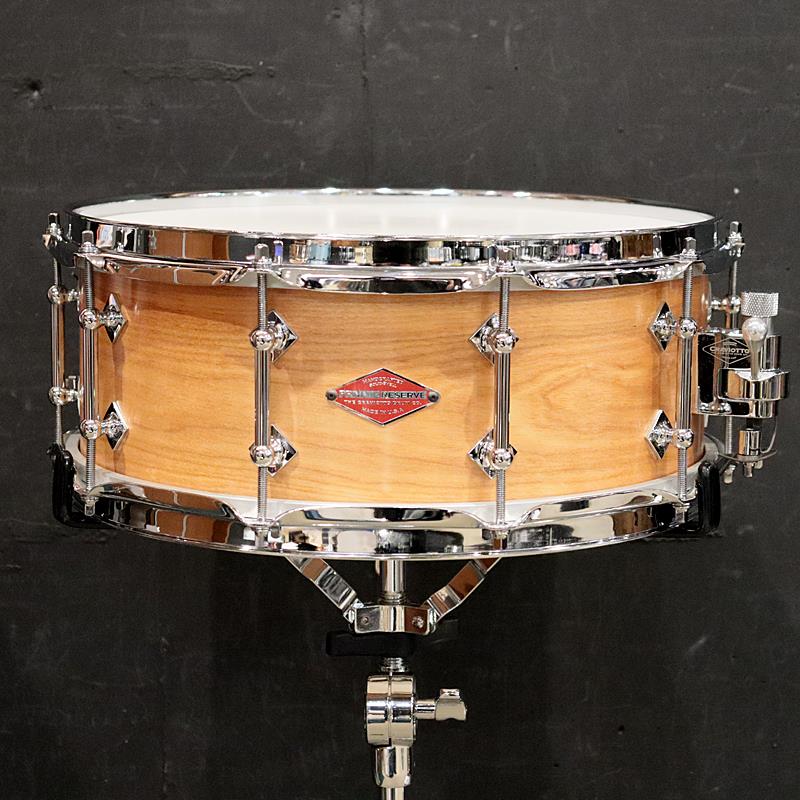 ■商品紹介☆中古品☆Craviottoの中古スネアが入荷致しました。中古品の為、打痕や指紋汚れ、シェル表面のキズ等の使用感がございます。移転前のカリフォルニア工場製で、ジョン・クラビオット氏が選定した素材で製作された個体と思われます。＜Craviotto＞単板シェル職人として世界最高峰の巨匠、故ジョニー・クラビオット氏により創設されたドラムメーカー、クラビオット・ドラムカンパニー社は、プライシェルとは全く事なるソリッド(単板)シェルのドラムを制作しています。一切の妥協なくクラビオット氏自ら厳選した最良のマテリアルを使用。シェル鳴りを最大限に引き出すため限りなく薄く仕上げた美しいオイルフィニッシュ、こだわりのチューブラグやクラヴィオット・オリジナルのスナッピーなど、どれも芸術品と呼んで過言ではない域にまで高めたドラム製作を、少数精鋭のクラフトマン達によってハンドメイドで行っております。＜Red Birch Solid Shell＞ソリッド・シェルの特長である、しっかりとした音の芯があり、ツブ立ちとレスポンスの良さを持ちながら、バーチ特有のふくよかであたたかみのある中低域のサウンドが存在。こちらのモデルは、深さ5.5インチというスタンダード・サイズ。もちろん、サウンドも世界標準的なサウンドで、ジャス、ポップス、歌ものロック、ハードロック等に、幅広い音楽ジャンルに、安定したスネアドラム・サウンドを提供します。＜スペック＞シェル：バーチ・ソリッド（単板）with バーチ・レインフォースメント（単板）サイズ：14''×5.5''カラー：ナチュラル・サテン・オイル・フィニッシュフープ：スチール / 2.3mm トリプルフランジラグ：チューブ・ラグストレイナー：トリック・スローオフスナッピー：クラビオット・オリジナル / ブラス・エンド・20本付属：Craviottoロゴ入りソフトケース検索キーワード：イケベカテゴリ_ドラム_スネアドラム_Craviotto_ユーズド SW_Craviotto_ユーズド JAN:2500190909186 登録日:2026/07/25 スネア スネアドラム クラビオット クラヴィオット