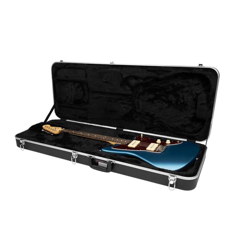 ■商品紹介右利き/左利き対応 Fender Jazzmaster用デラックスモールドケースGC-JMASTERは、Jazzmasterギターを安全に保護するために設計された高耐久ハードシェル・モールドケースです。衝撃に強いABSプラスチック構造に、ヘビーデューティー仕様のアルミエッジと施錠可能なラッチを採用し、優れた堅牢性と安心感を実現しています。内部はギターの形状に合わせて成形されたEPSフォームをベースに、厚手のプラッシュ内装を組み合わせることで、傷や衝撃から楽器をしっかりと保護します。ツアーでの移動から自宅での保管まで、さまざまな環境で信頼できる、Jazzmasterプレイヤーに最適なケースです。・衝撃に強いABSプラスチックを使用したハードシェル構造により、高い耐久性を実現。・右利き/左利きのどちらのFender Jazzmasterスタイル・ギターにも対応する両利き設計。・EPSフォームとプラッシュ内装を採用し、楽器を傷やへこみから保護。・カポ、弦、ピック、アクセサリーなどを収納できる広めの内部コンパートメントを備え、利便性を向上。・補強された高強度ハンドルにより、安定した握り心地と優れた持ち運び性を確保。・ヘビーデューティーなアルミ製バランスがケース縁部を保護し、確実な密閉性と全体の強度を向上。・クロームメッキが施された施錠可能ラッチにより、移動時も楽器を安全に固定。内寸(約)長さ：104.78 cm幅：35.31 cm高さ：7.62 cmボディ長：44.45 cmボディ高：7.62 cmロワーバウト幅：35.31 cmミドルバウト幅：27.31 cmアッパーバウト幅：28.58 cm重量(約)：4.9kg※フェンダー/ジャズマスター用ケース※画像はイメージです。ケース以外は付属致しません。※在庫切れの場合、お取り寄せまでお時間を頂戴する場合が御座います。お急ぎのお客様は弊社へお問い合わせ頂けますと幸いです。検索キーワード：イケベカテゴリ_楽器アクセサリ_ケース_エレキギター用ケース_GATOR_新品 SW_GATOR_新品 JAN:0716408561769 登録日:2025/12/10 ギターケース ゲーター ゲイター