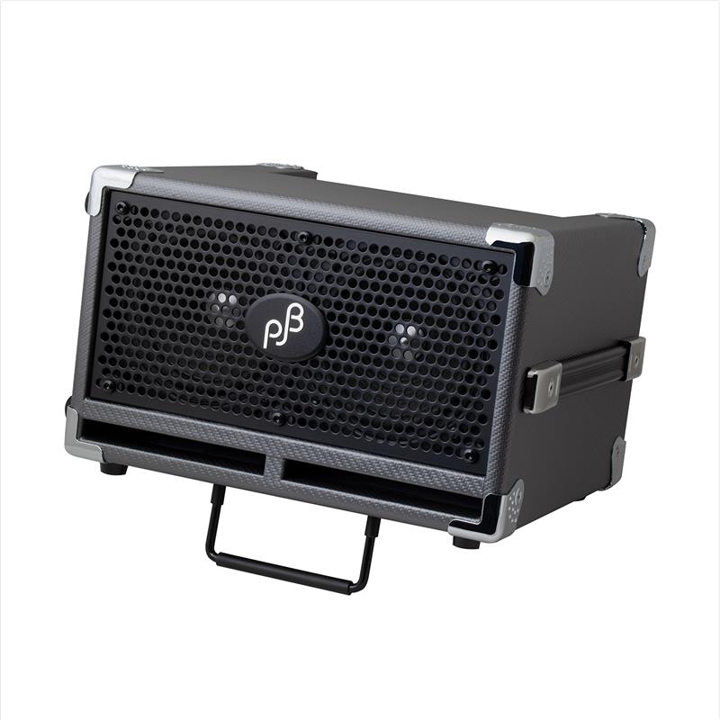 ■商品紹介X4で大人気だった限定カラーが上級モデル「BASS CUB PRO」にも春限定カラーとして復活！最大パワー240W、外部スピーカー出力を持った最上位機種、Bass CUB PRO自宅練習（ヘッドホン、小音量コンボ）、アコースティック/小規模ライブ（中〜大音量コンボ）、ライブハウス/大音量ライブ（外部キャビ接続用大音量ヘッド）と、あらゆるシチュエーションでオールマイティに活躍可能な、オールインワンコンボアンプ。出力も120W(外部キャビネット使用時は最大240W)、スピーカーアウトも搭載と、実際パワーがあるので大型のキャビネットも十分に鳴らす事ができます。またPJB独自のモニター、Ear-Box専用アウト搭載してあります。入力端子は1ch仕様で上級機種同様の5バンドEQですので、抜けの良いトーンでより細かなサウンドメイクが可能です。ポータブルな小型サイズながら更にパワフルになり、豊かなローエンドを再生可能なBASS CUB PROを是非お試しください！※外部スピーカー接続時も内部スピーカーは出力されます。8Ω以上の外部スピーカーに対応。 PJB の現行キャビネットは全モデル接続可能です。■仕様詳細■出力：120W（最大240W w/ EX. SP)■スピーカー：2 x 5 PJB カスタムスピーカー■コントロール：入力セレクター、インプットレベル、5-Band EQ、マスターボリューム、FX-MIXレベル、AUXレベル、■入出力端子：ベースインプット、FXSend/Return、AUXインプット、ヘッドホンアウト、DIアウト、EXスピーカーアウト（8Ω以上）、Ear-Boxアウト、ラインアウト■電源：AC100V■サイズ：304(W) x 249(H) x 246(D)mm■重量：7.8Kg仕様検索キーワード：イケベカテゴリ_ギターアンプ・ベースアンプ_ベースアンプ_コンボ_PJB（Phil Jones Bass）_新品 SW_PJB（Phil Jones Bass）_新品 JAN:4570122501472 登録日:2026/03/13 ベースアンプ ベース用アンプ フィルジョーンズ フィル・ジョーンズ