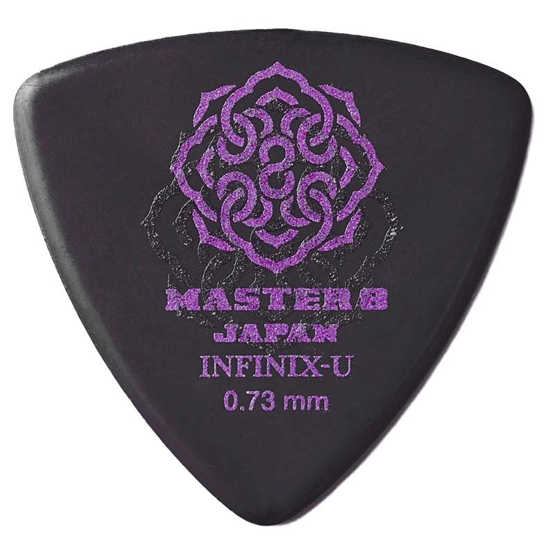 ■商品紹介INFINIX-U HARD POLISH「INFINIX-U HARD POLISH」は、INFINIX素材が持つしなやかな弾き心地に、ULTEM(R)の高い剛性を融合させたフラッグシップモデル「INFINIX-U」をベースに、表面へポリッシュ仕上げ〈HARD POLISH〉を施したギター・ベース用のピックです。滑らかなフィーリングとともに、粒立ちの良さや抜けのあるクリアなトーンを実現。弦に触れた瞬間に広がる研ぎ澄まされたアタックと鮮明な響きは、フレーズを際立たせます。ULTEM(R)の剛性によってより高い耐久性を獲得し、激しいピッキングや長時間の演奏でも安定感を維持。ライブやリハーサルといった過酷な環境でも確かな信頼性を発揮します。繊細なニュアンス表現から、力強く重厚なリフワークまで幅広いスタイルをカバーし、ジャンルを問わずギタリストに新たな可能性をもたらす一枚。それが「INFINIX-U HARD POLISH」です。Hard Grip：ハードな演奏にも対応する滑り止め仕様。独自技術のデザインに干渉しない透明素材のサンドグリップを採用しています。厚さ：0.73mm形状：トライアングル検索キーワード：イケベカテゴリ_楽器アクセサリ_ピック_MASTER8 JAPAN_新品 SW_MASTER8 JAPAN_新品 登録日:2025/12/11 ピック ギターピック マスター8