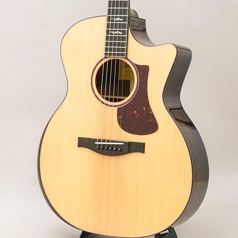 ■商品紹介リーズナブルな価格ながらも、高いクオリティを誇るモデルを生み出し続けている「EASTMAN〜イーストマン〜」。長年ヴァイオリン、チェロ、コントラバスを作り続け培った技術がギター製作にも活かされています。さらに、近年は伝説のアコースティックブランド「ボジョア ギターズ」を買収し、そのエッセンスを存分に吸収しながら、より一層加工精度を高めております。こちら「AC722CE」は、サウンドバランスとプレイアビリティの良さからフィンガースタイルで人気のグランドオーディトリアムボディを採用した「ACシリーズ」。ヨーロピアンスプルーストップにローズウッドサイドバック、マホガニーネックにエボニー指板という王道の組み合わせです。30万円を切る価格帯ながら、豪華な材料セレクトにオール単板ボディ、フルグロスフィニッシュ、オリジナルデザインのトーンタイトネックシステム、ゴトー製ペグ、更にはアームコンターにサウンドポートまで搭載した、ゴージャスな仕様となっております。グランドオーディトリアムならではのバランスの良さと、ヨーロピアンスプルーストップならではの繊細で柔らかいミッドレンジと硬質で煌びやかな倍音感が特徴です。軽いタッチでもしっかりと反応してくれますが、しっかりとしたタッチにも追従してくる豊かなダイナミクスレンジを持ったギターとなります。繊細なニュアンスを表現するフィンガースタイルにうってつけのギターと言えるでしょう。ピックアップシステムには「L.R.Baggs Element EAS VTC」を搭載しておりますので、ステージでも即戦力でご使用いただけます。ボジョアと提携したことにより、格段にレベルが上がったイーストマン！！一音鳴らした瞬間に「良い...」と実感できる素晴らしいクオリティに仕上がっております。「ハイコストパフォーマンス」なギターではあるのですが、プライス関係なく「純粋に良いギターである」と感じさせる実力があります。是非一度お試しください！！※Tone-Tite Neck System（トーンタイトネックシステム）⇒ダナ・ボジョアがデザインしたボルトオンネックシステム。※Arm Contour（アームコンター）⇒右肘が当たる部分を斜めに削ることで、フィット感が高まる加工。※Sound Port（サウンドポート）⇒横板に開いたサウンドホール。プレイヤーが自分の音をモニタリングしながら演奏が可能。■仕様詳細-Spec-Top : Solid European SpruceBack&Side : Solid Rosewood with Center StripBracing : Hand-Carved Scalloped XNeck : MahoganyFingerboard : EbonyBridge : EbonyTuners : Gotoh SG301Scale : 645.2mmNutWidth : 44.5mmP.U System：L.R.Baggs Element EAS VTCCase : Hard Case検索キーワード：イケベカテゴリ_アコースティック・エレアコギター_エレアコギター_EASTMAN_新品 SW_EASTMAN_新品 JAN:4582632720069 登録日:2024/10/19 アコースティックギター アコギ エレアコ イーストマン